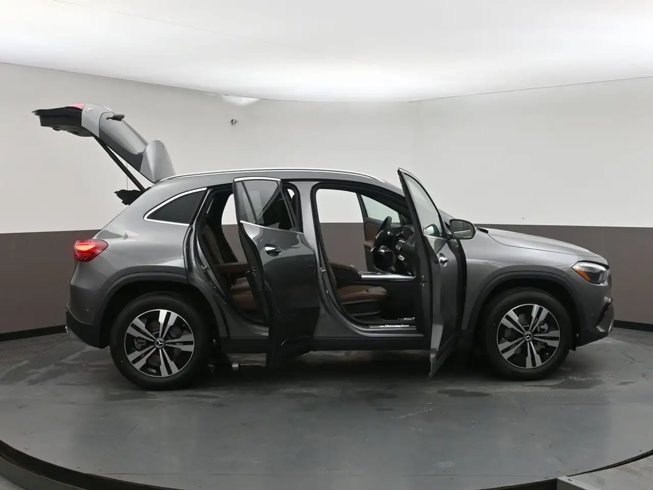 Mercedes-Benz GLA снимка Mercedes-Benz GLA