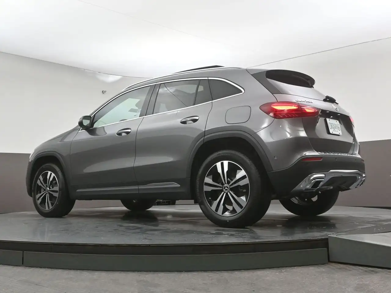 Mercedes-Benz GLA снимка Mercedes-Benz GLA