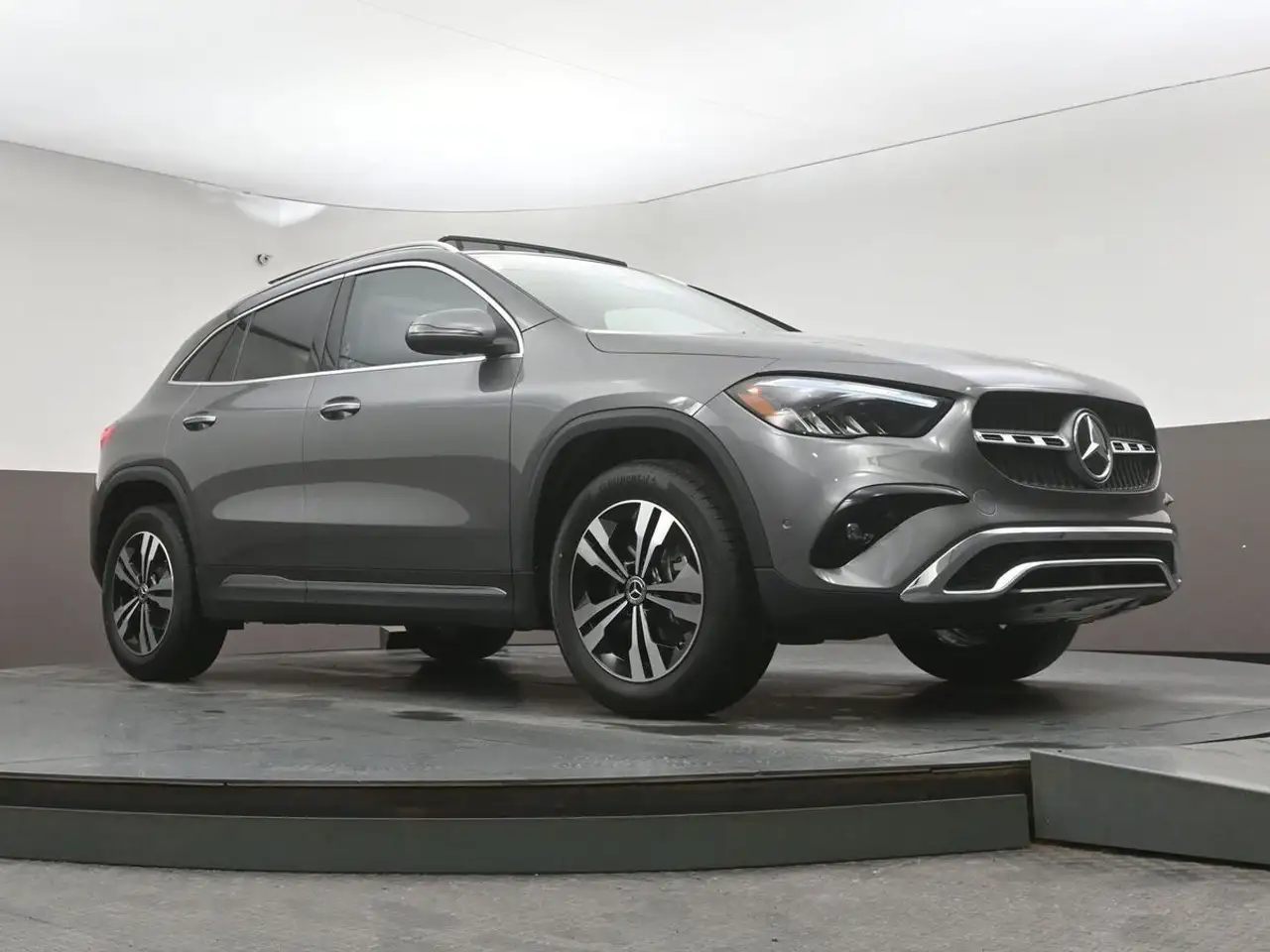 Mercedes-Benz GLA снимка Mercedes-Benz GLA