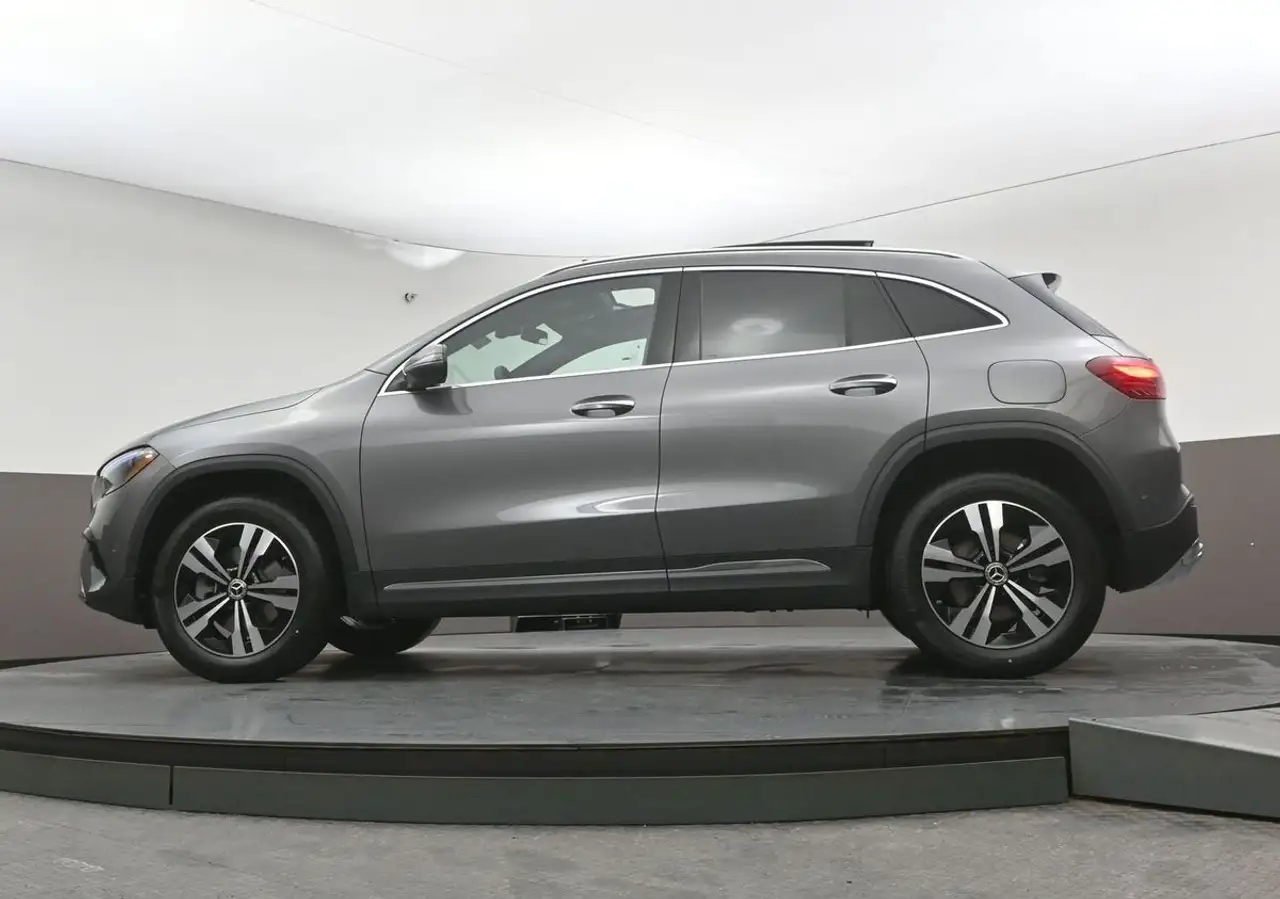 Mercedes-Benz GLA снимка Mercedes-Benz GLA