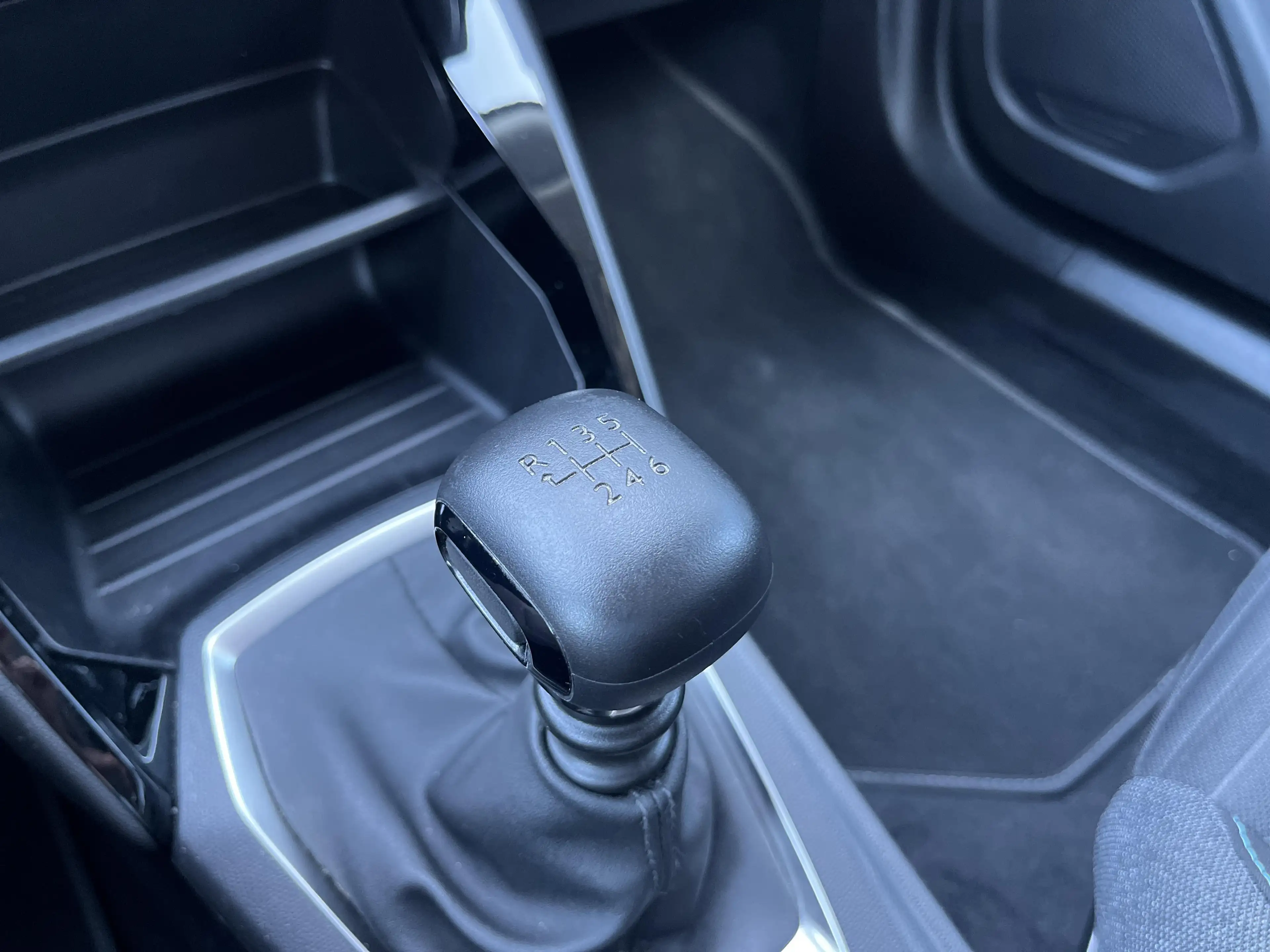 Peugeot 2008 1.2i S&S Style — photo 24