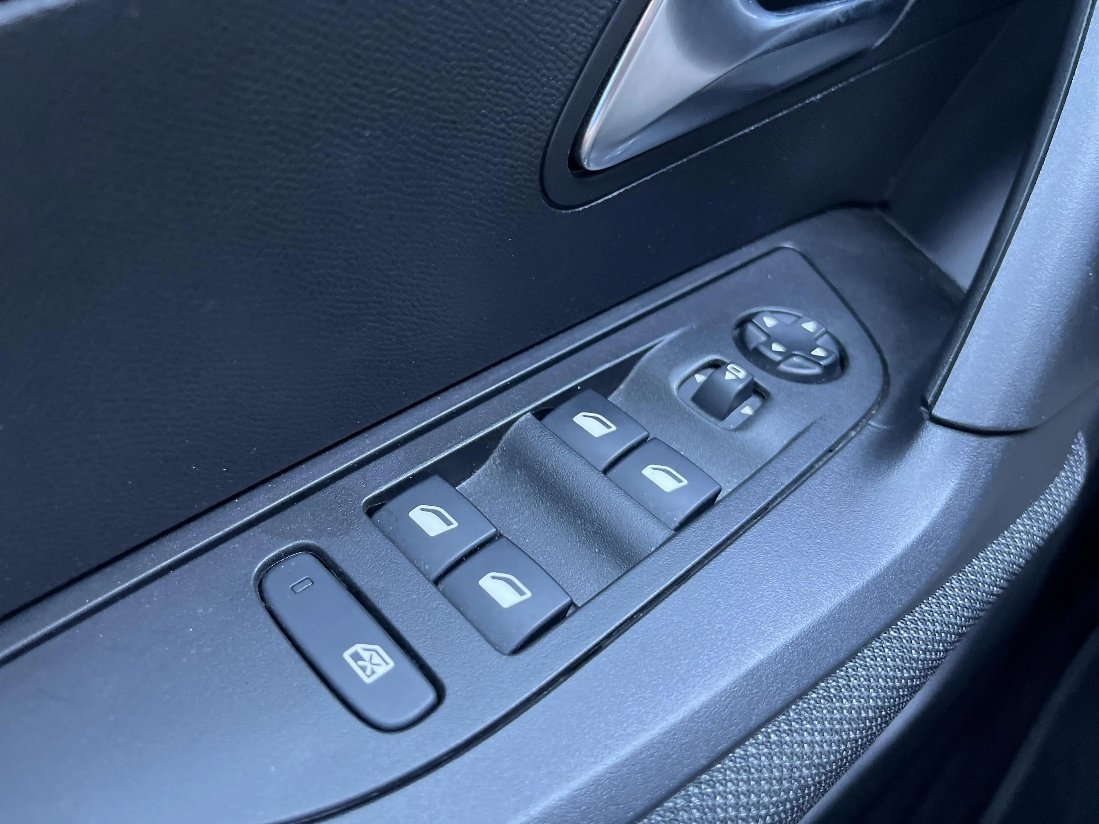 Peugeot 2008 1.2i S&S Style — photo 26