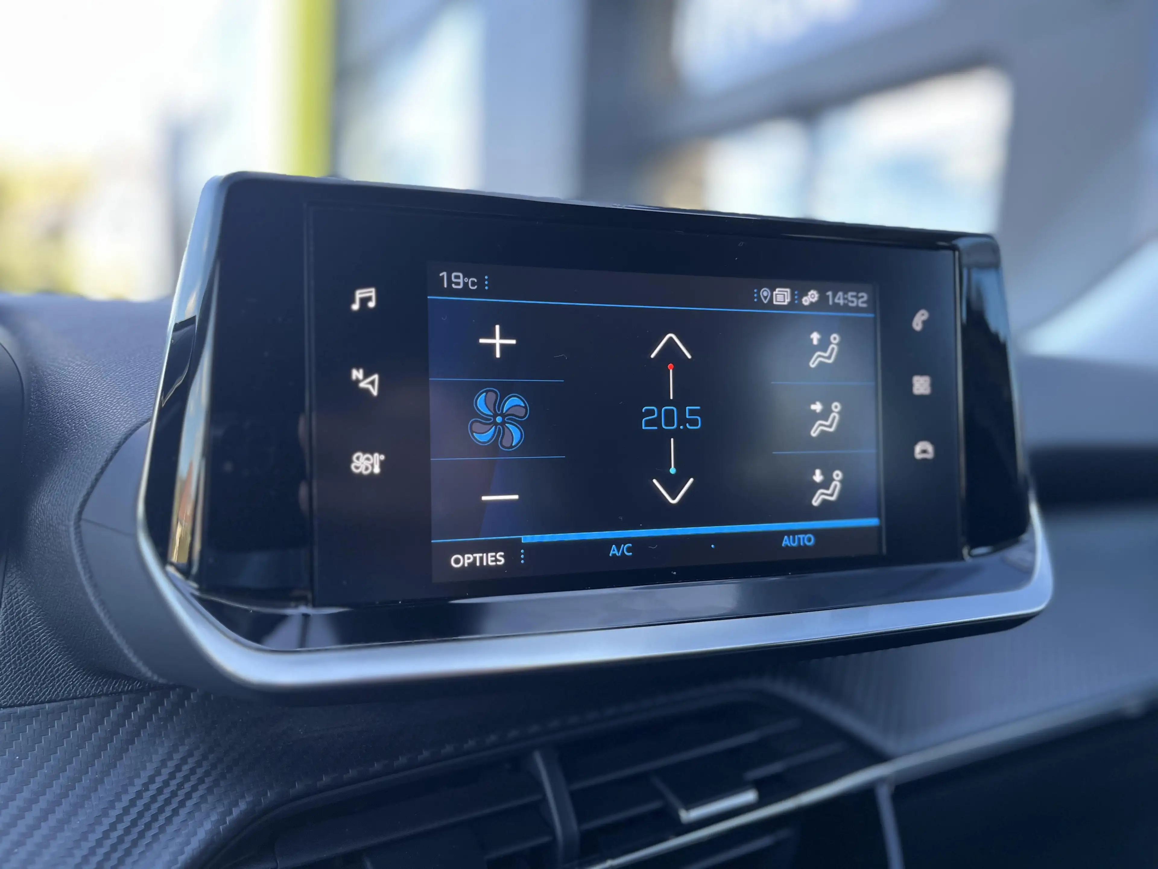 Peugeot 2008 1.2i S&S Style — photo 19