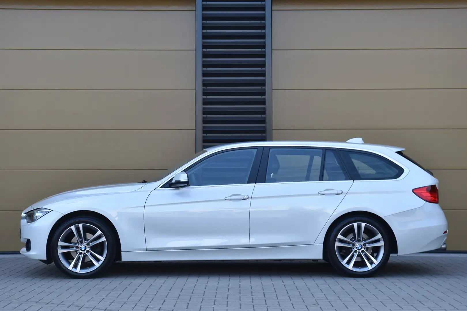 BMW 320 3-serie Touring 320i xDrive High Executive * HIFI Wit - 2