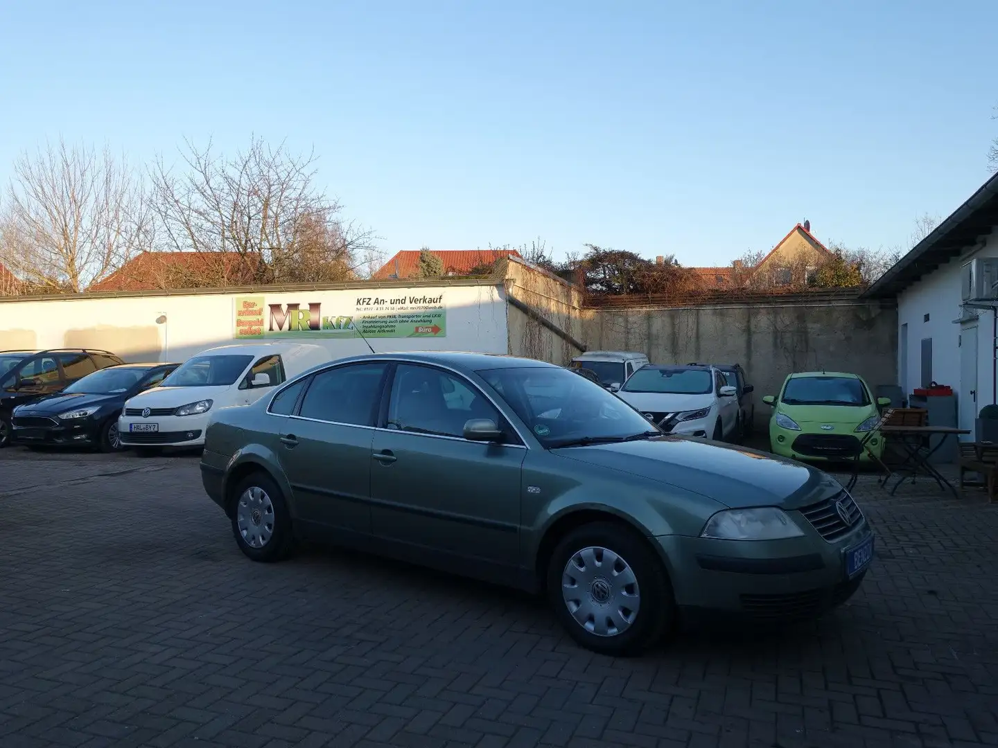 Volkswagen Passat 1.6 Trendline, EU4, Klimautom., PDC !! Grün - 1