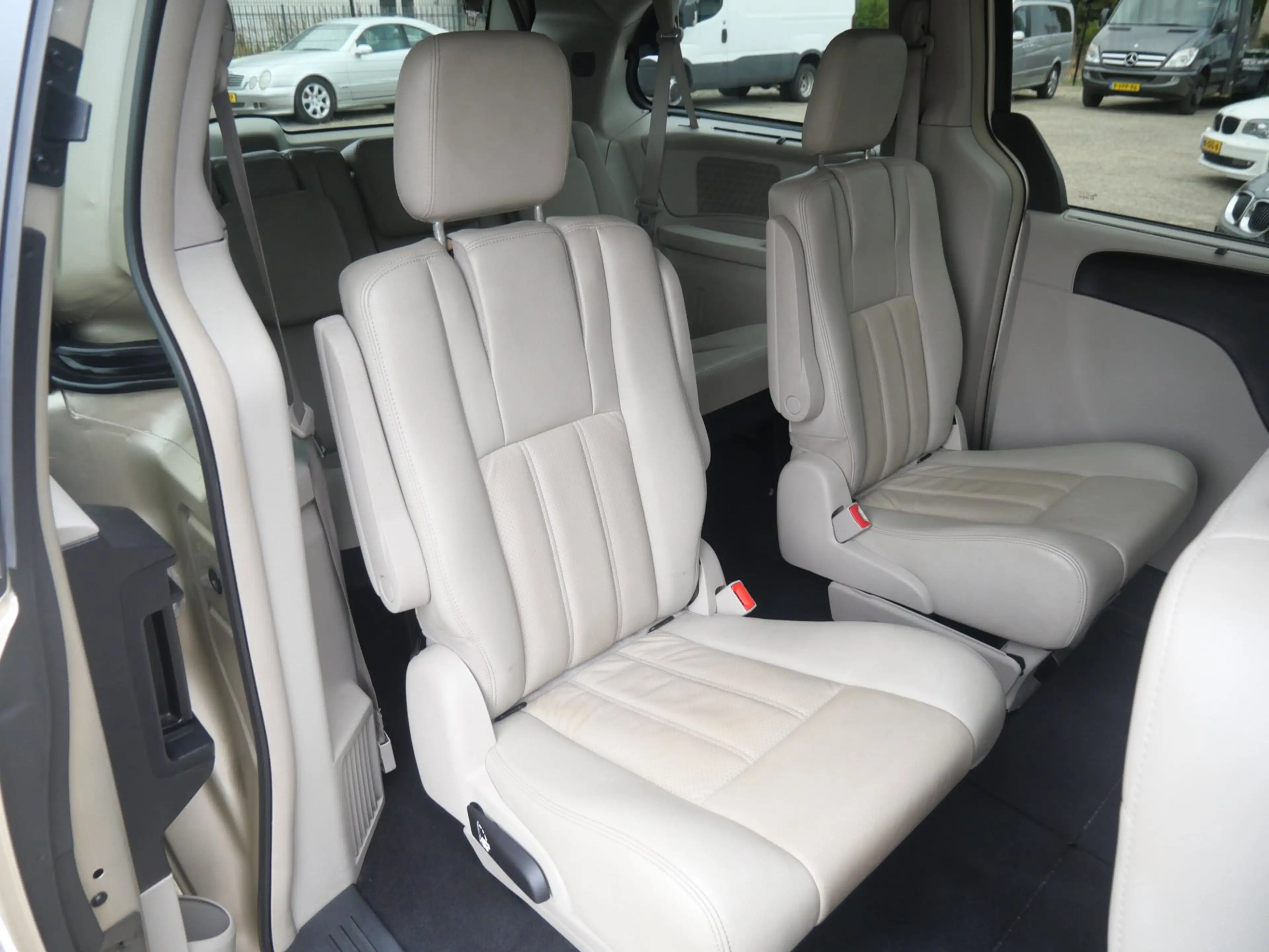Chrysler Town & Country 3.6 V6 Stow and Go 7 personen — photo 8