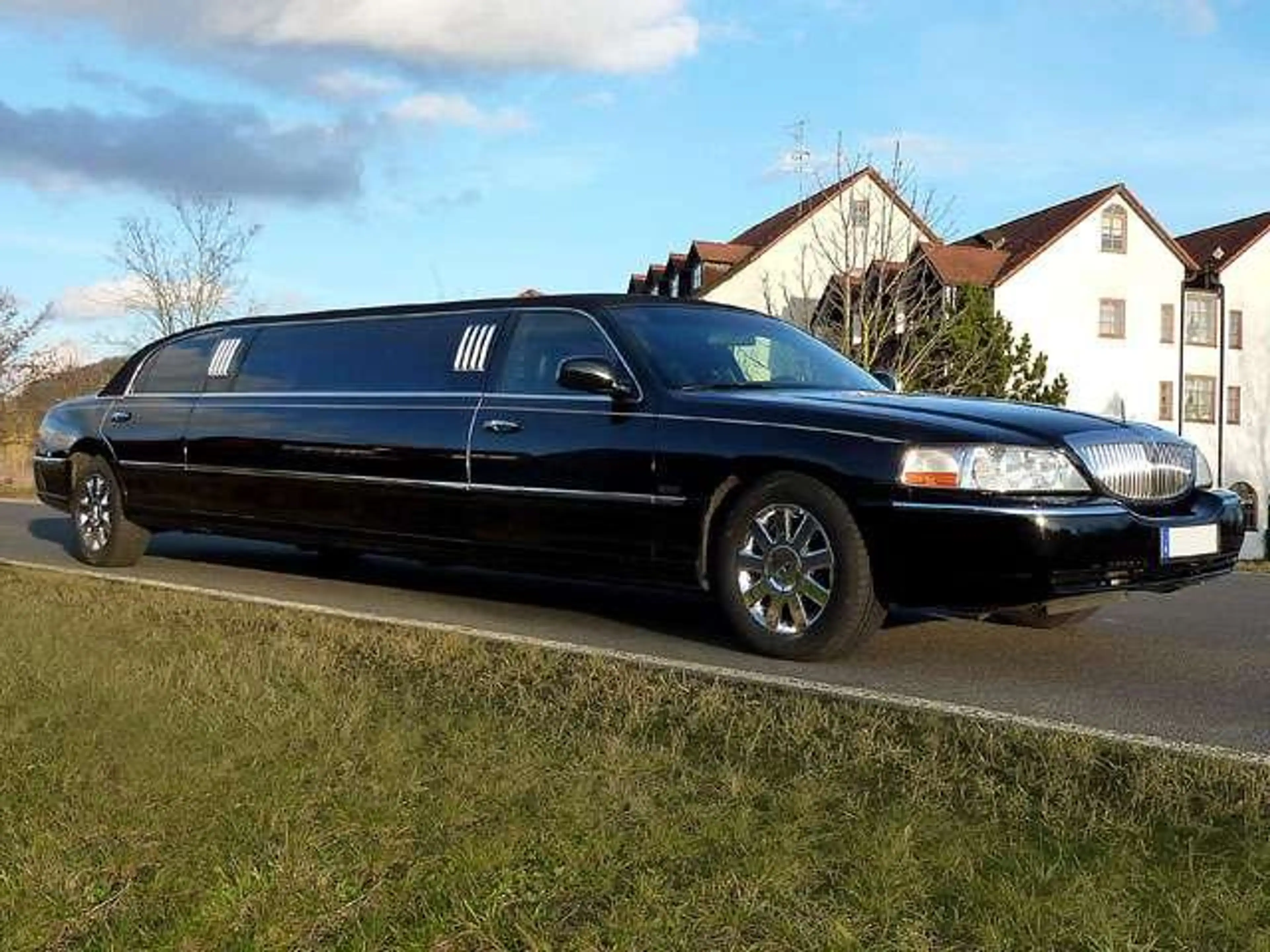 Lincoln Town Car Stretch Limousine — photo 8