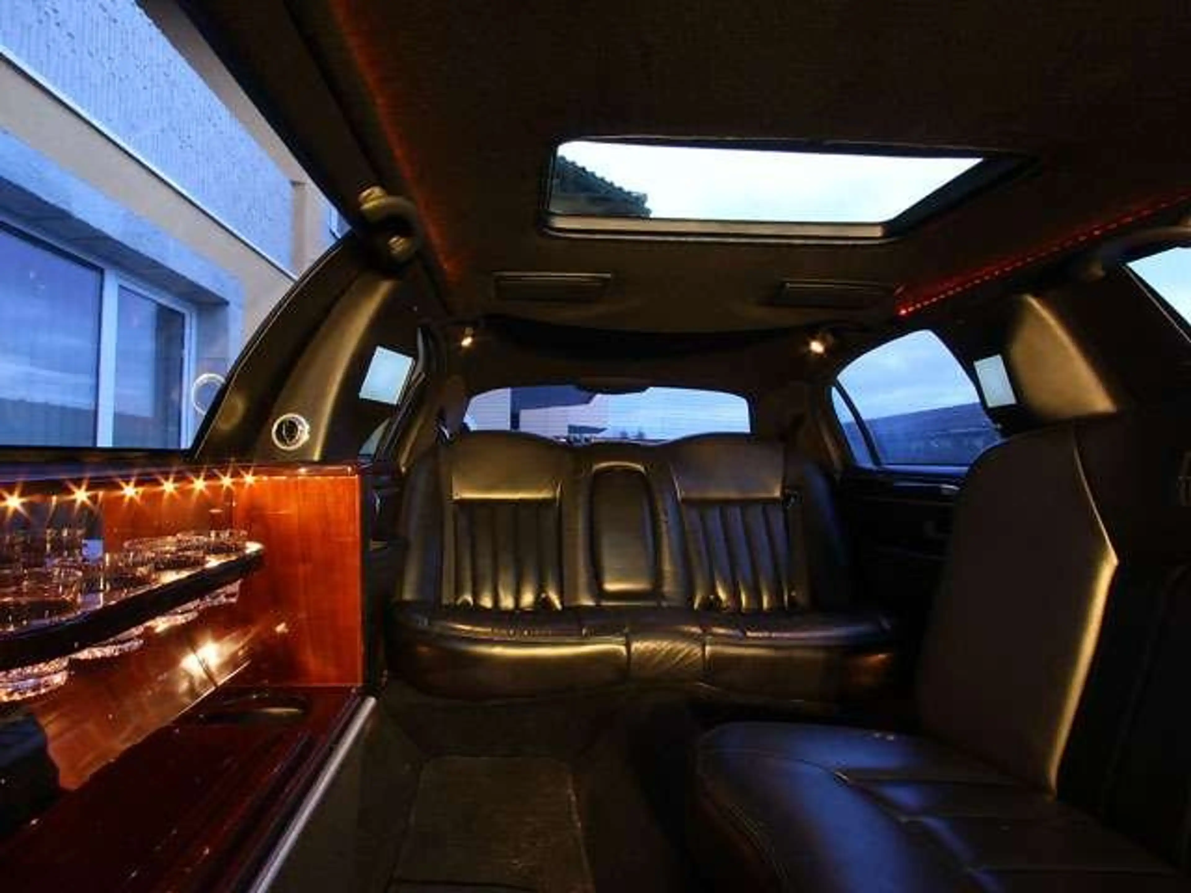 Lincoln Town Car Stretch Limousine — photo 9