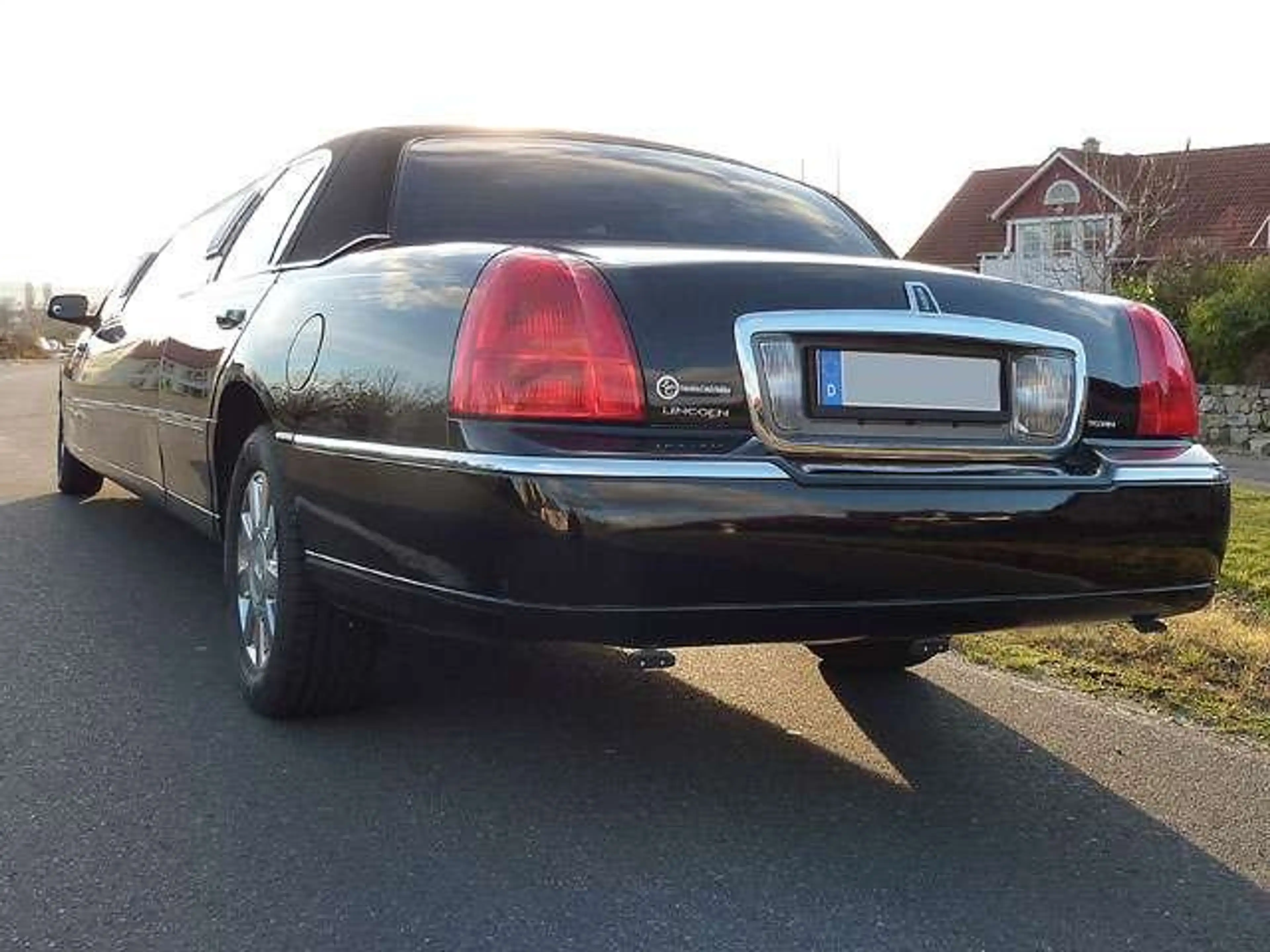 Lincoln Town Car Stretch Limousine — photo 7