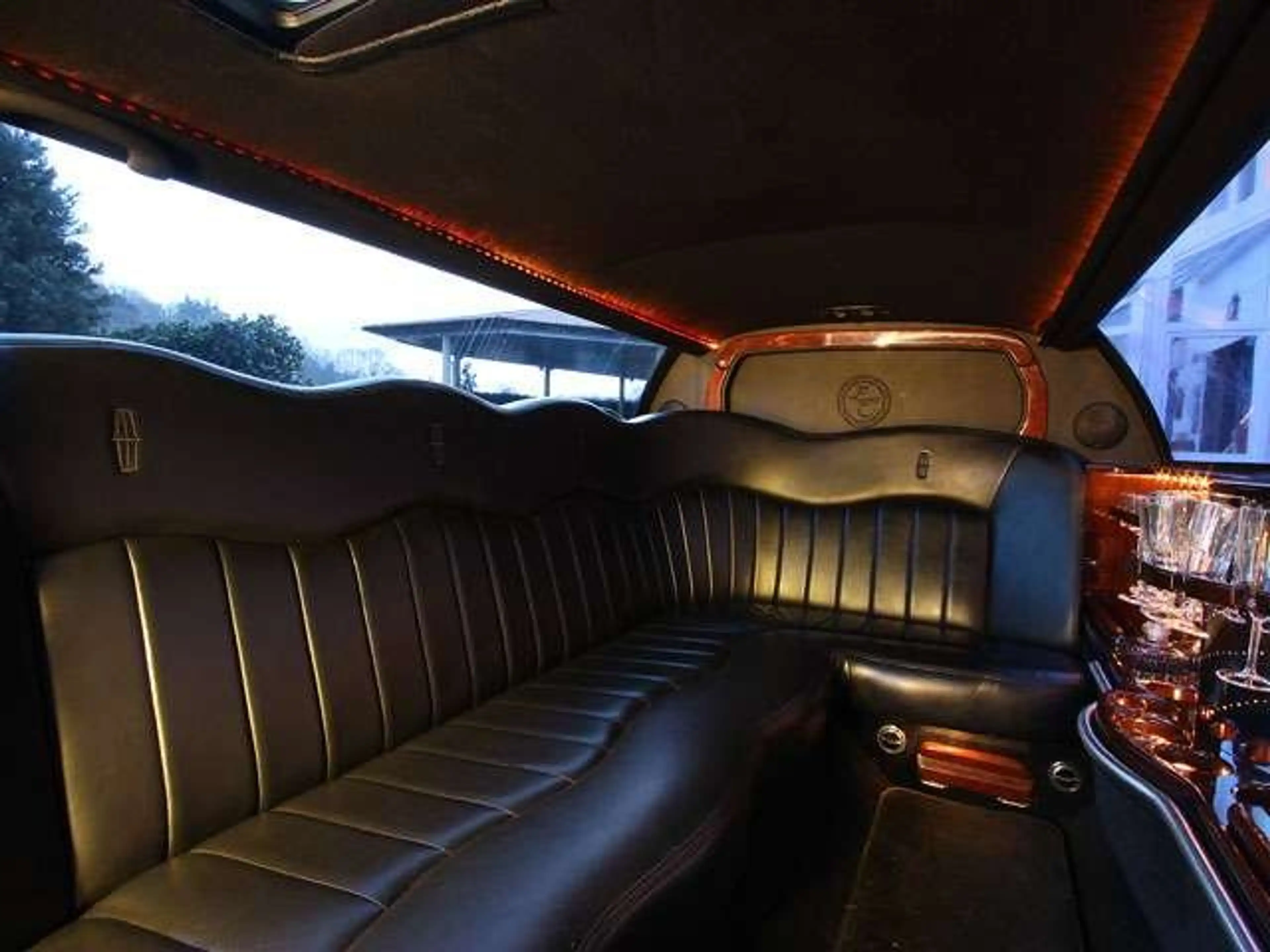 Lincoln Town Car Stretch Limousine — photo 10