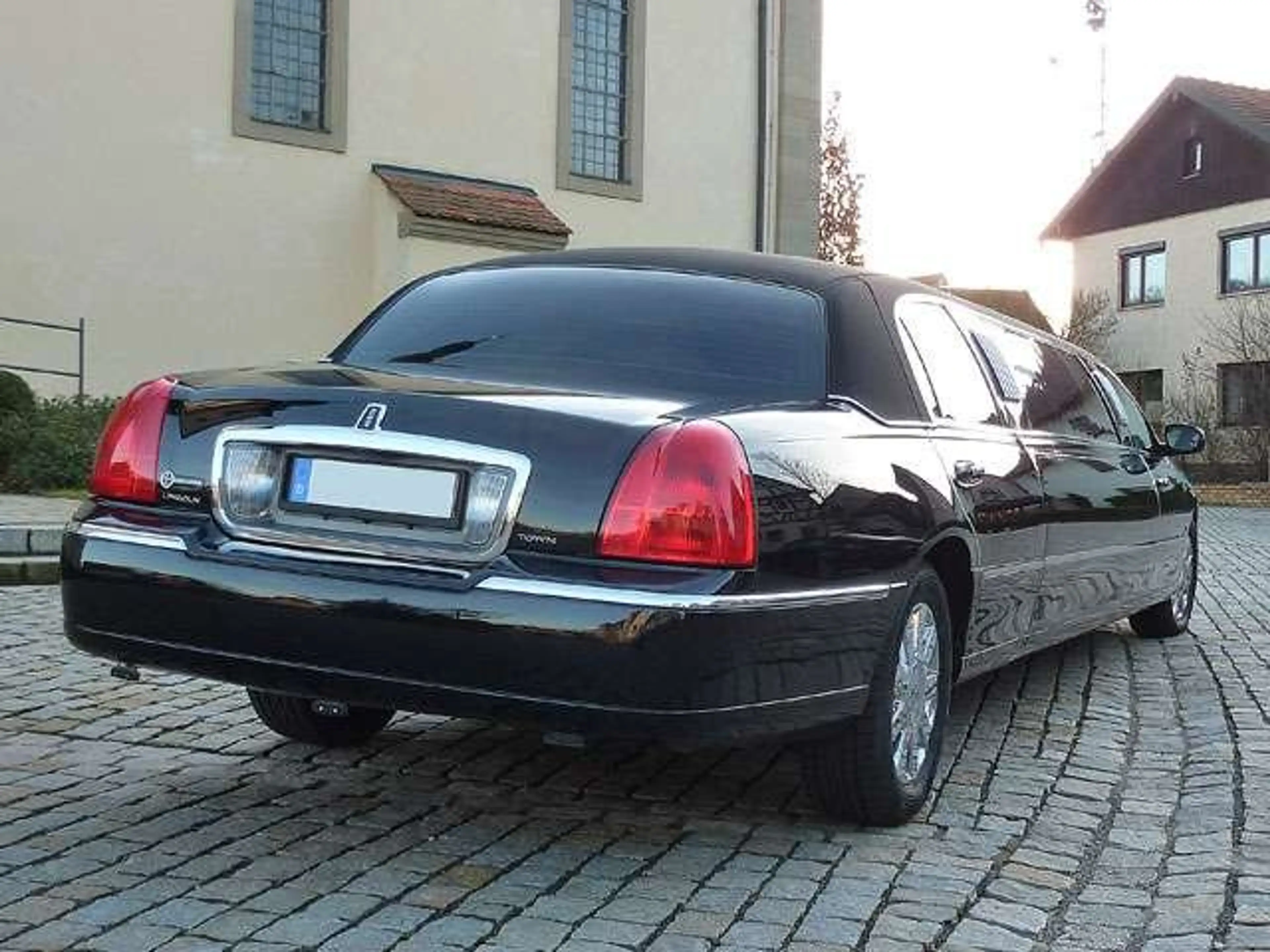 Lincoln Town Car Stretch Limousine — photo 6