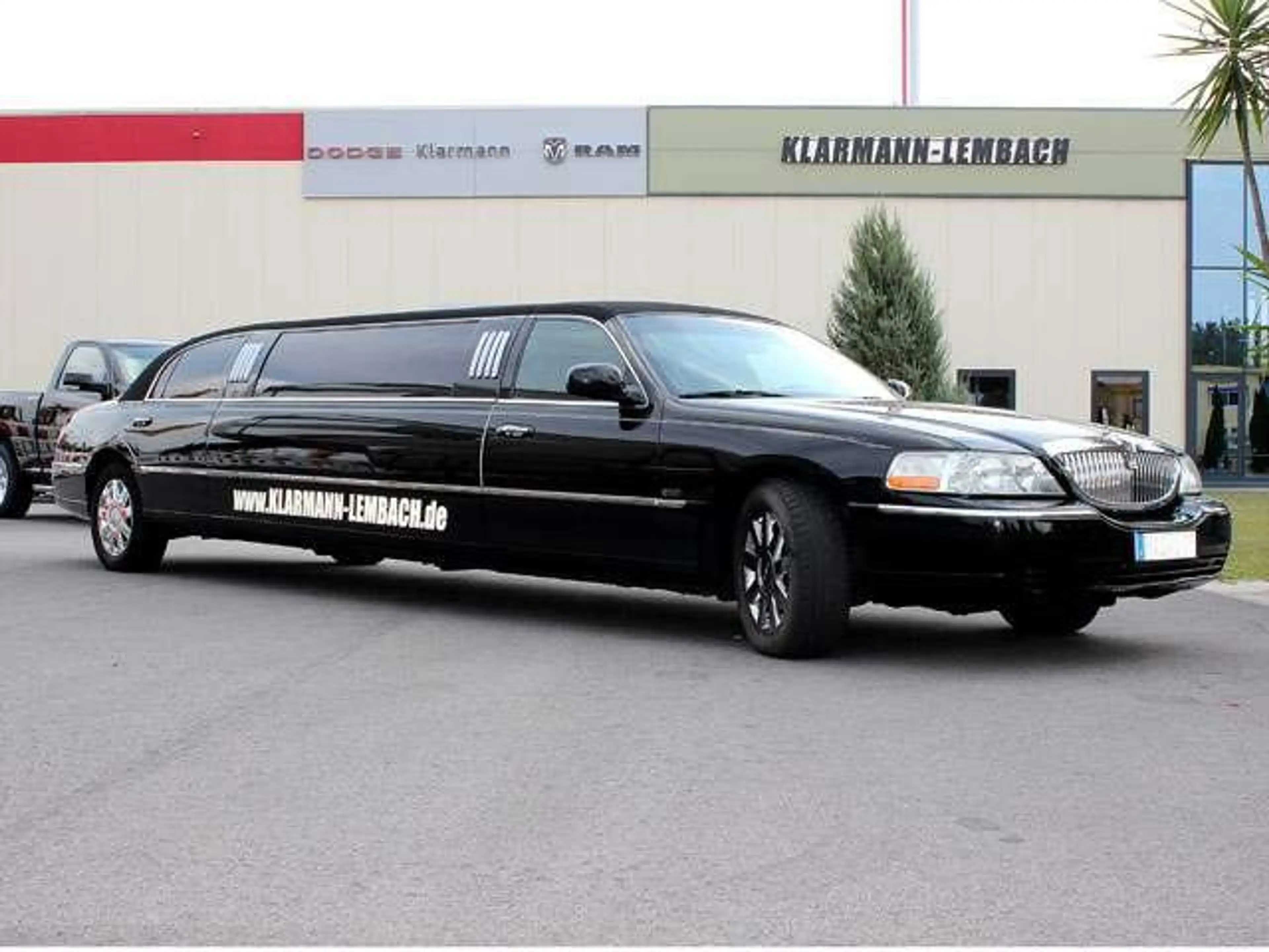 Lincoln Town Car Stretch Limousine — photo 3