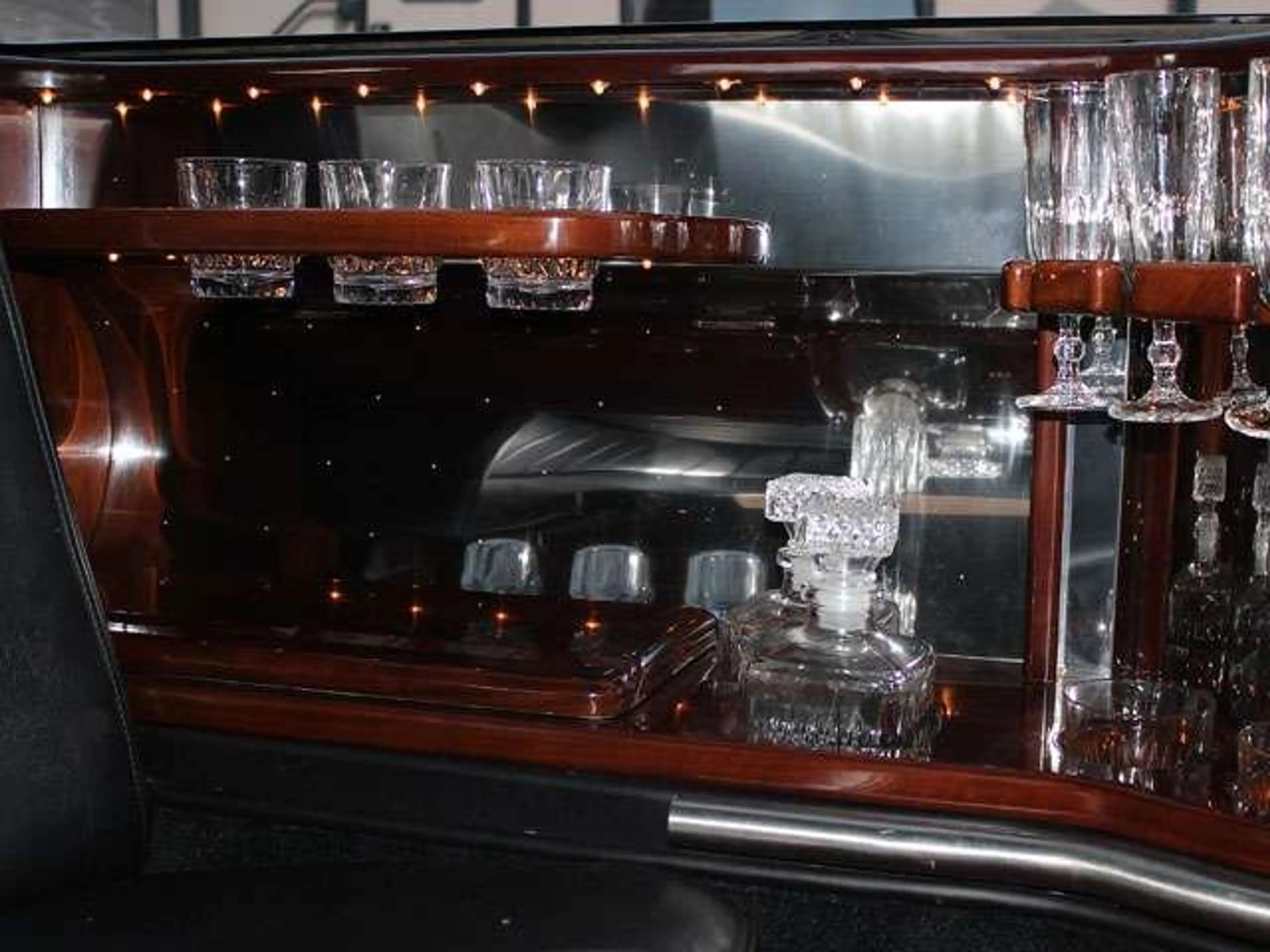Lincoln Town Car Stretch Limousine — photo 13