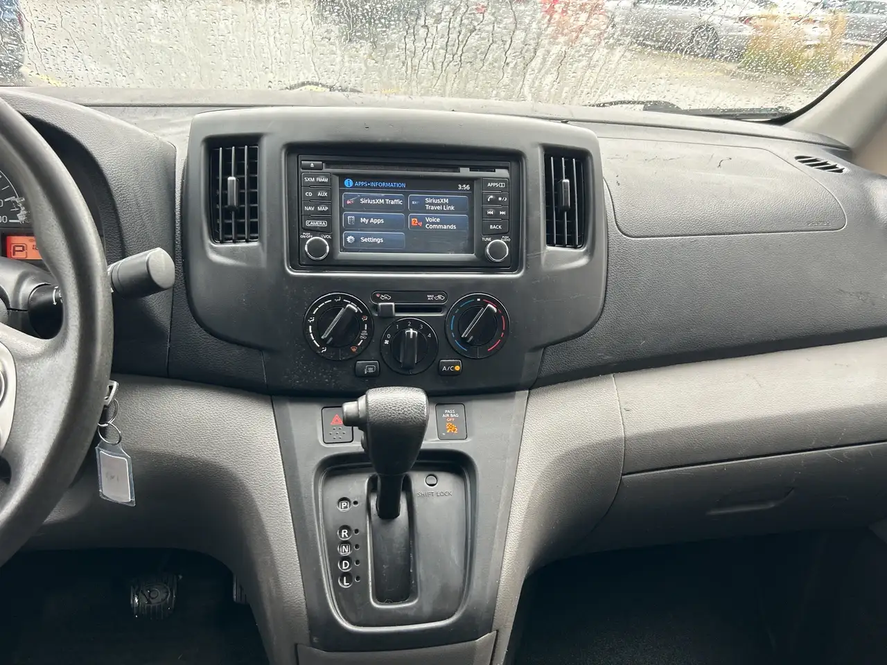 Nissan NV200 снимка Nissan NV200