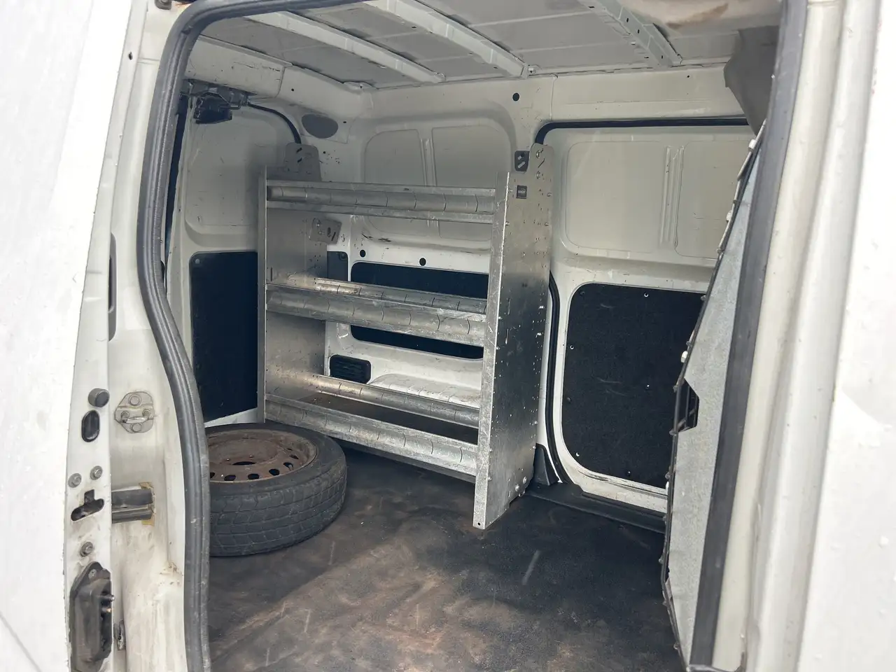 Nissan NV200 снимка Nissan NV200