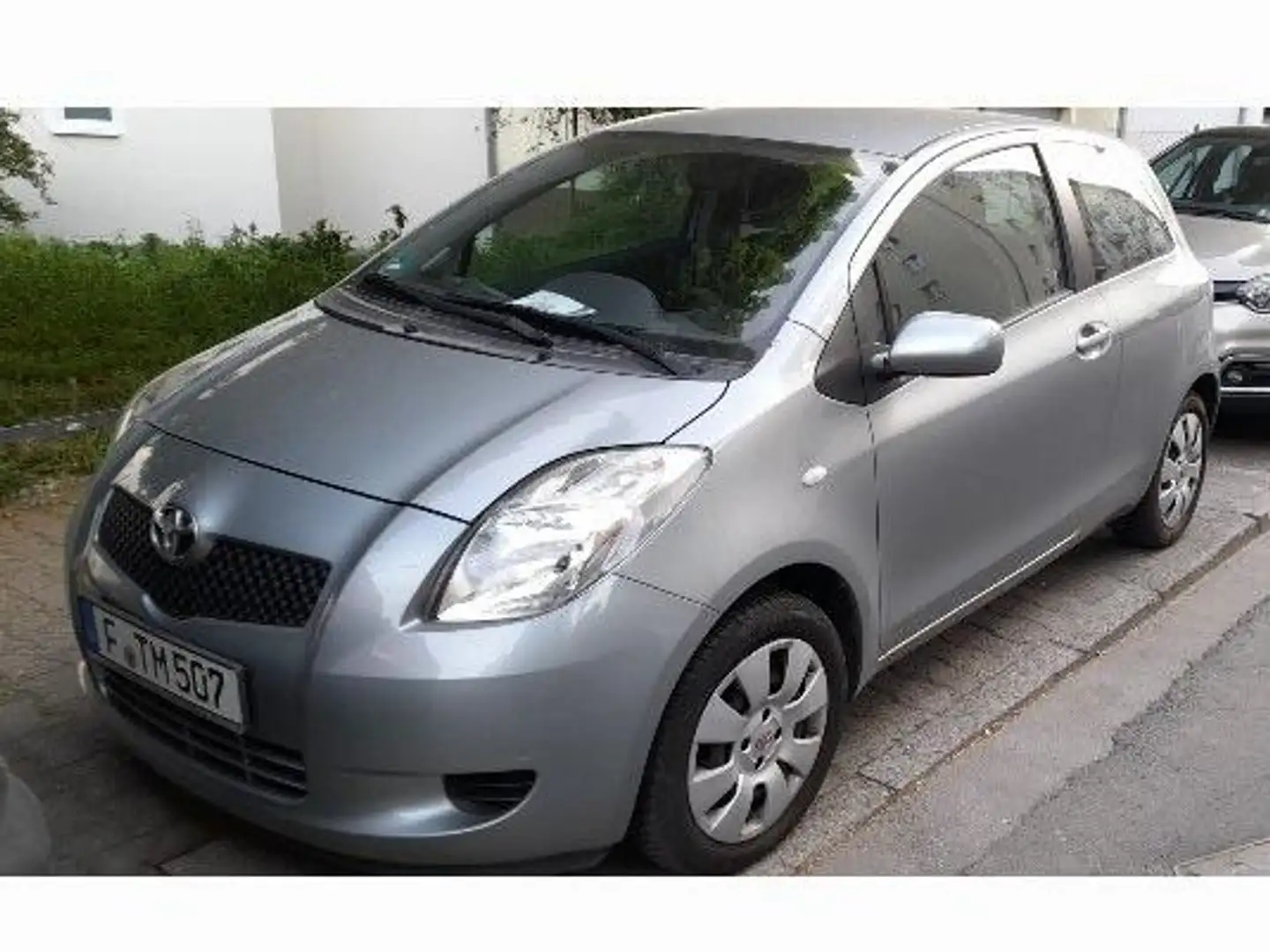 Toyota Yaris Yaris 1.3 linea luna Silber - 2