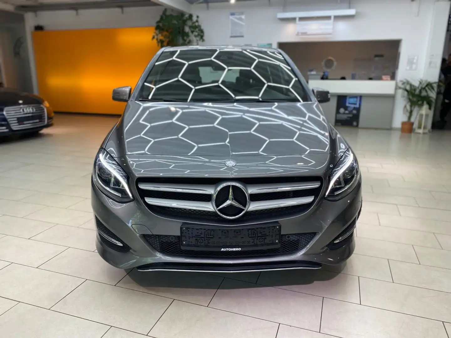 Mercedes-Benz B 180 CDI Automatik Navi Lederlenkr. Tempo SHG PDC MFL E Gris - 2