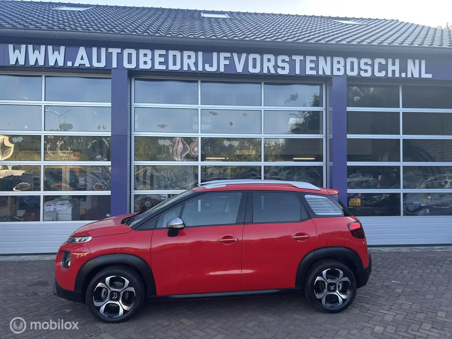 Citroen C3 Aircross 1.2 S&S Shine * AUTOMAAT * NAVIGATIE * Rood - 2