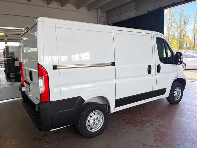 Opel Movano view 4