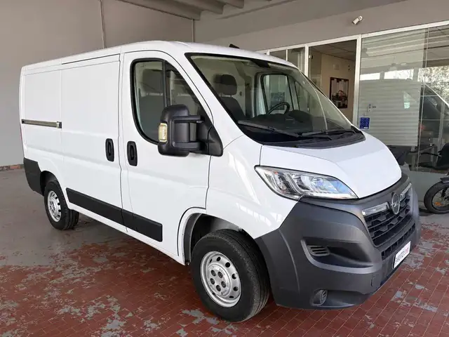 Opel Movano view 3