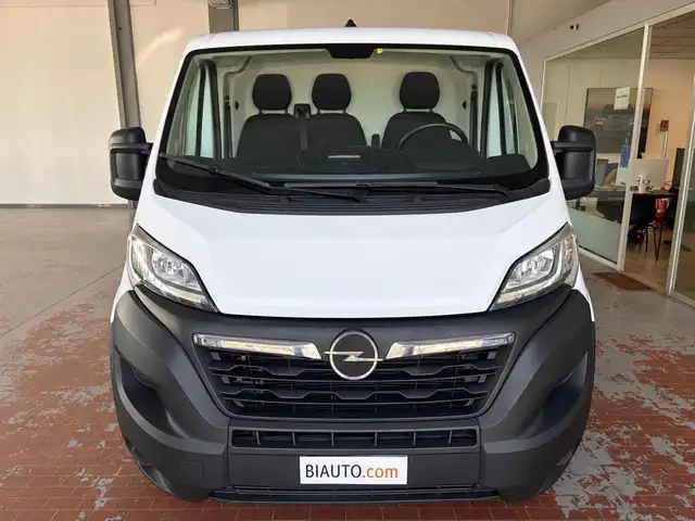 Opel Movano view 2