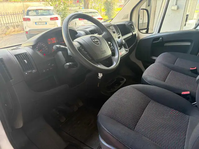 Opel Movano view 13