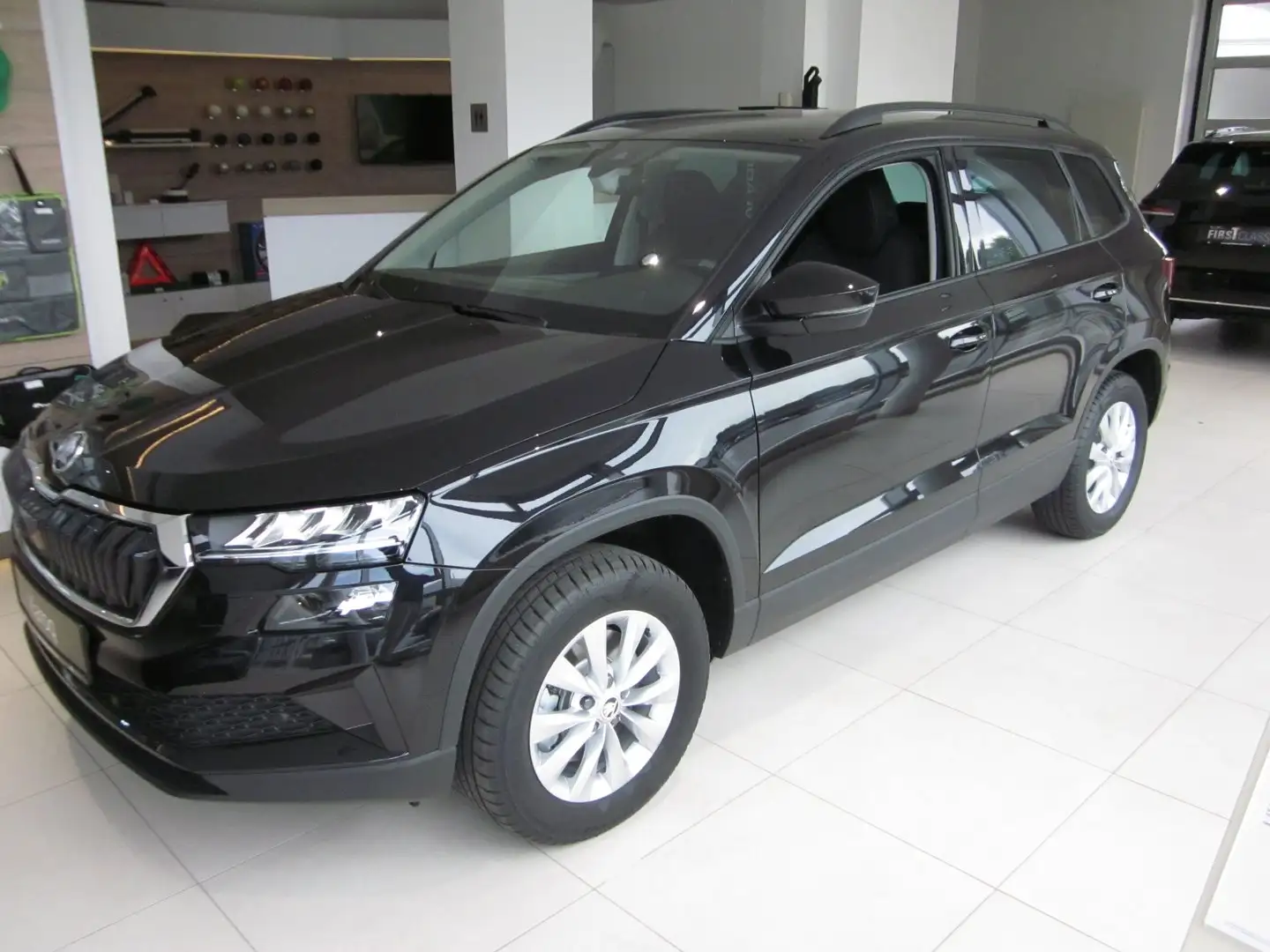 Skoda Karoq 4x4 Selection TDI DSG Schwarz - 2