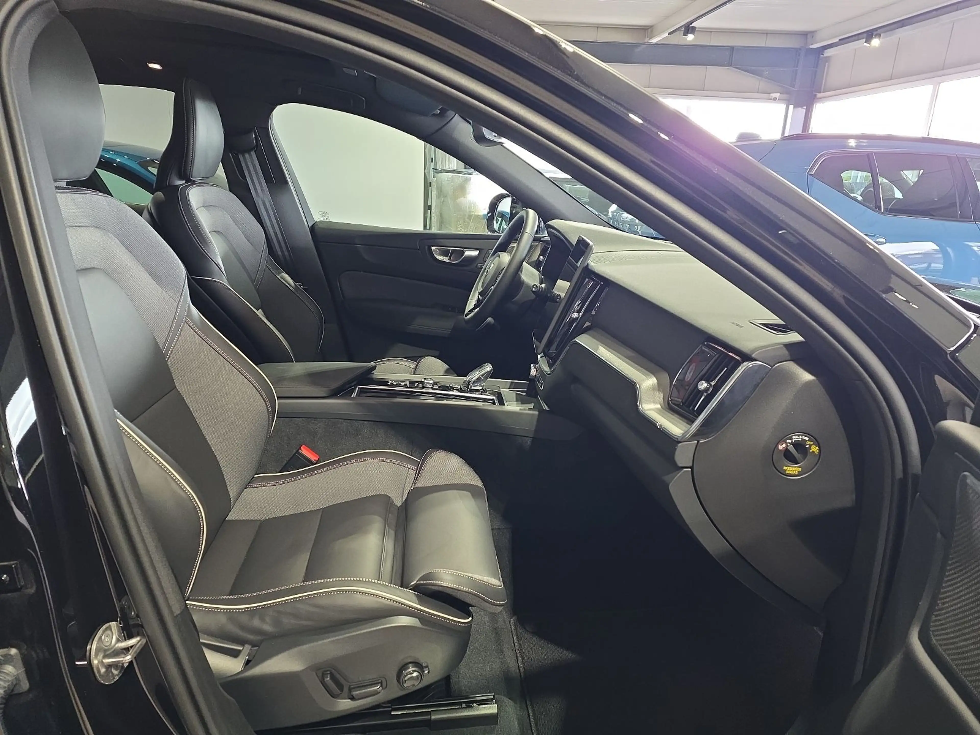 Volvo XC60 T6 Plus Black Edition Recharge AWD AHK HUD — photo 11