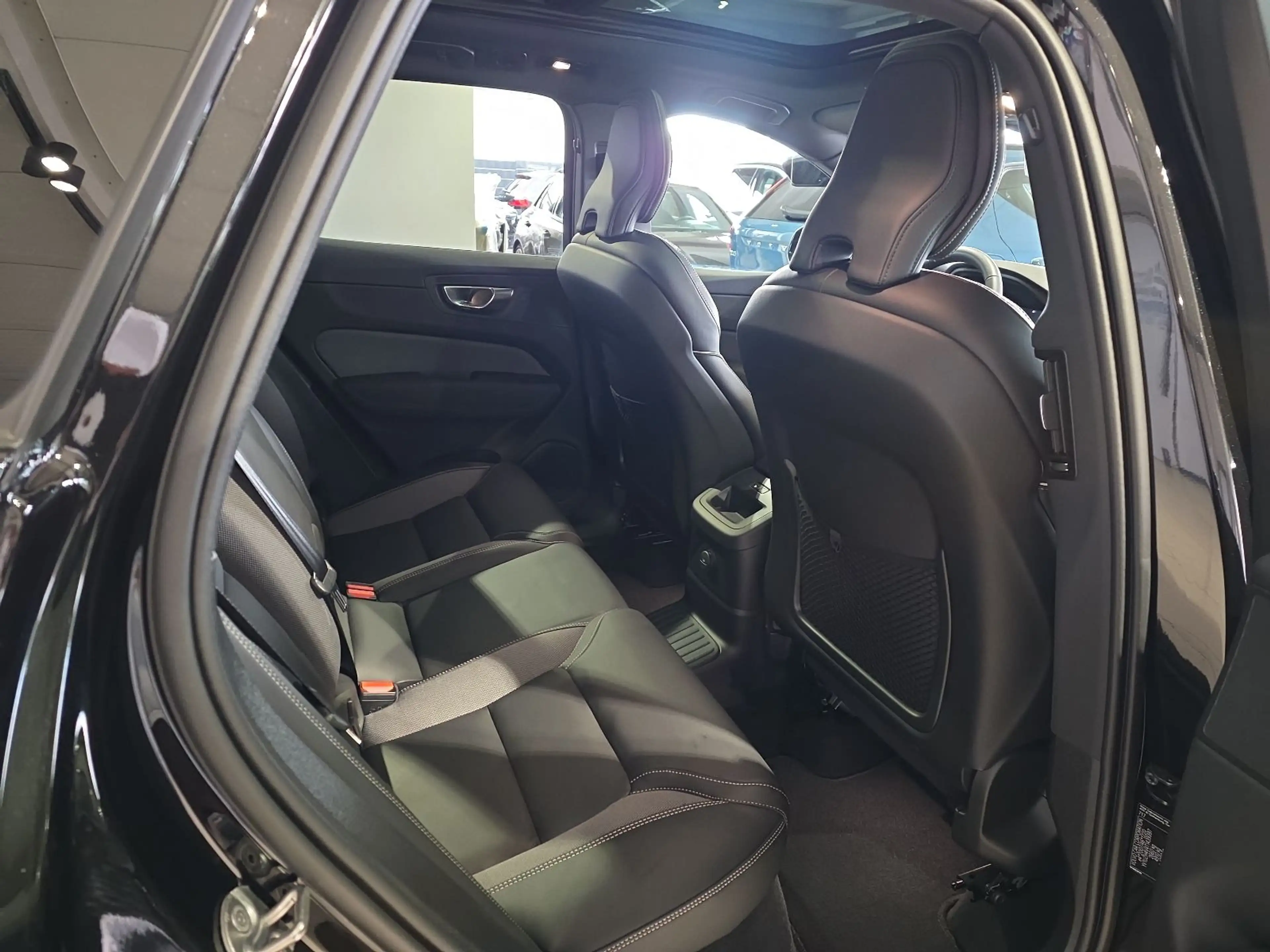 Volvo XC60 T6 Plus Black Edition Recharge AWD AHK HUD — photo 13