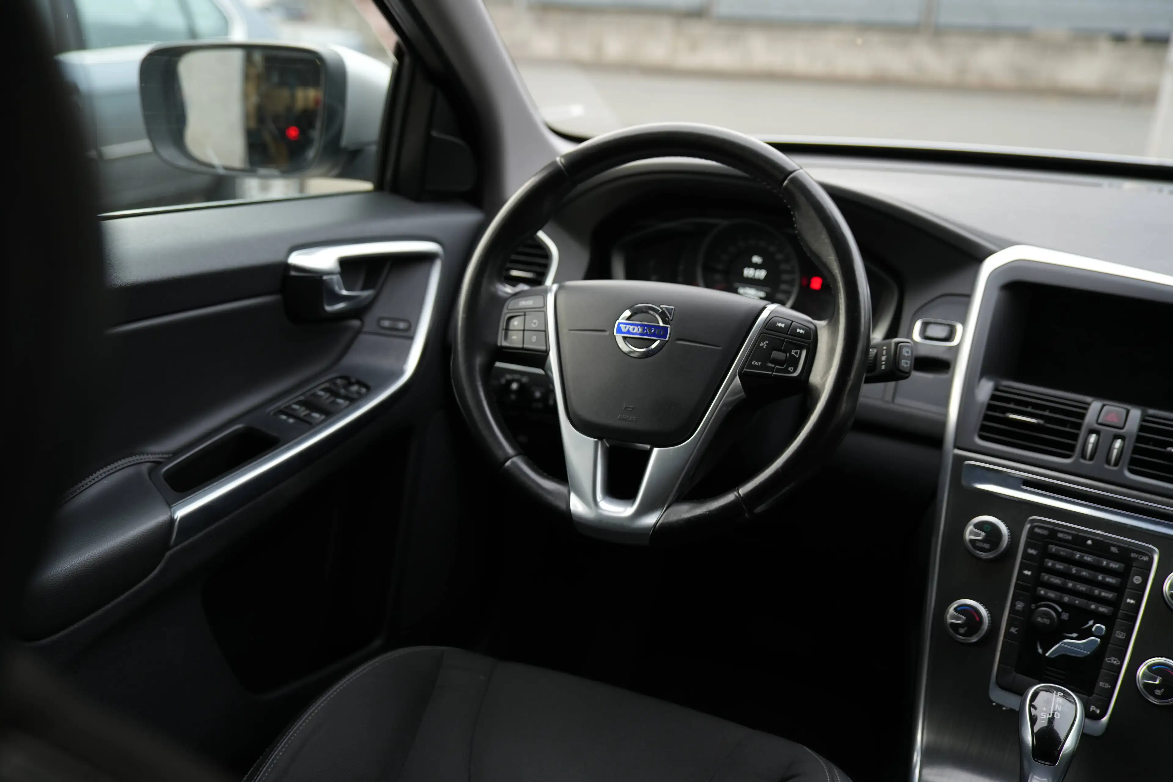 Volvo XC60 Momentum 2WD — photo 12