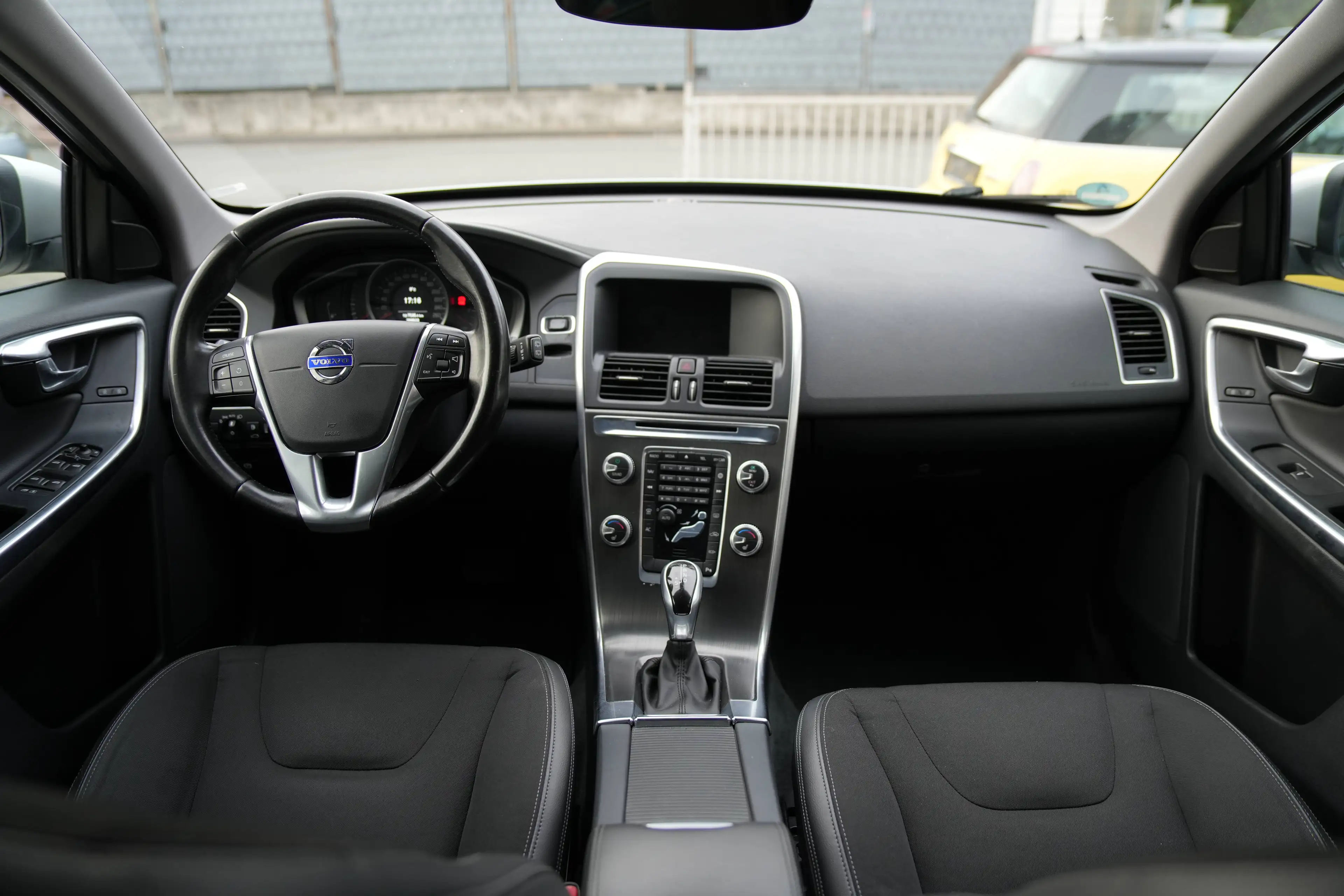 Volvo XC60 Momentum 2WD — photo 10