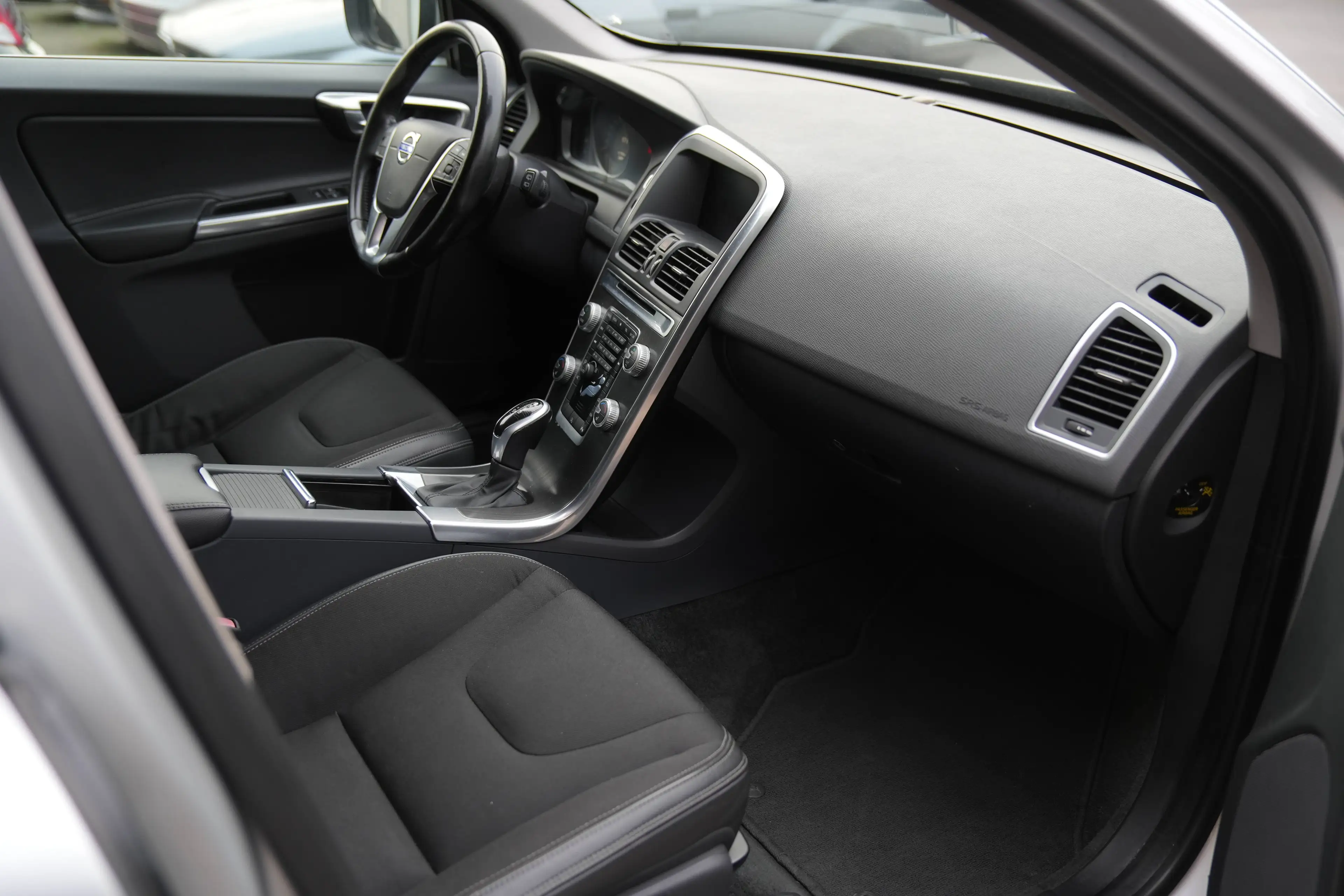 Volvo XC60 Momentum 2WD — photo 13