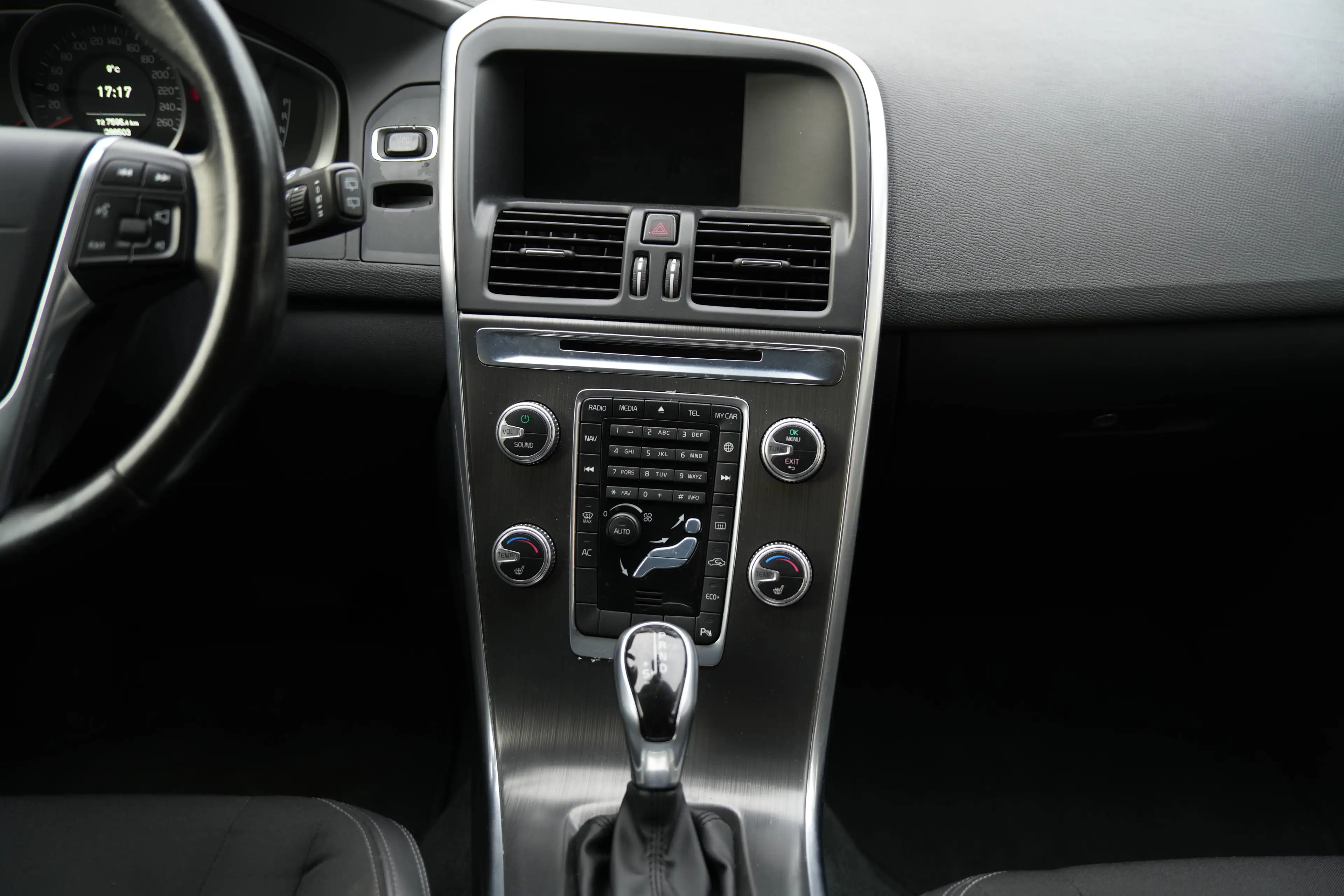 Volvo XC60 Momentum 2WD — photo 11