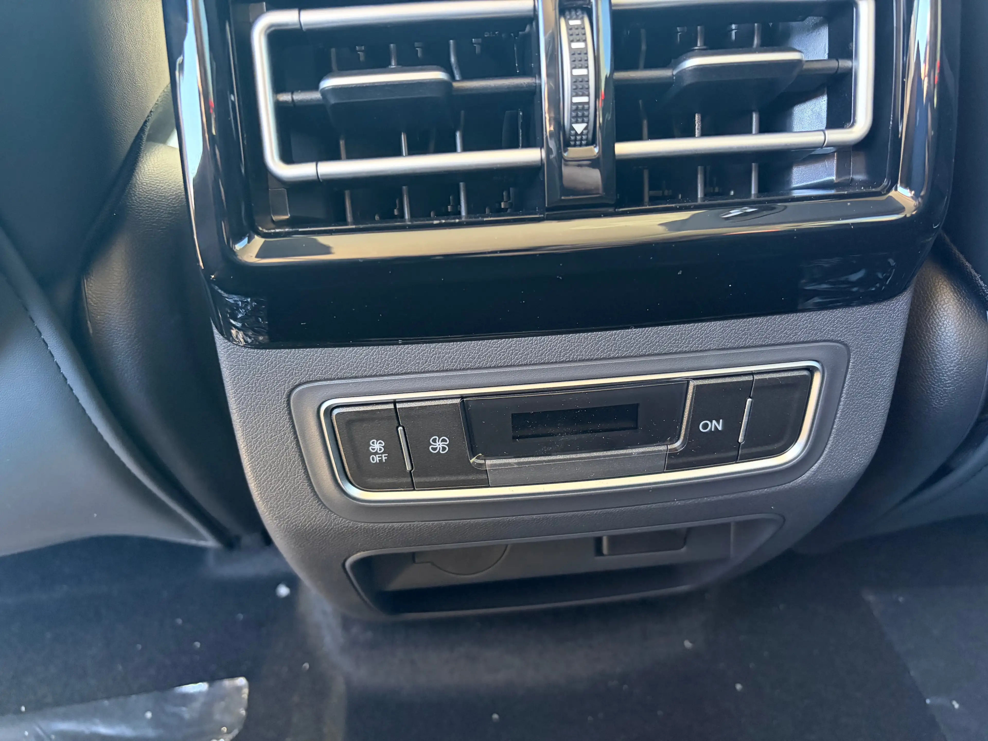 DFM Forthing 4 Forthing 4 phev — photo 12