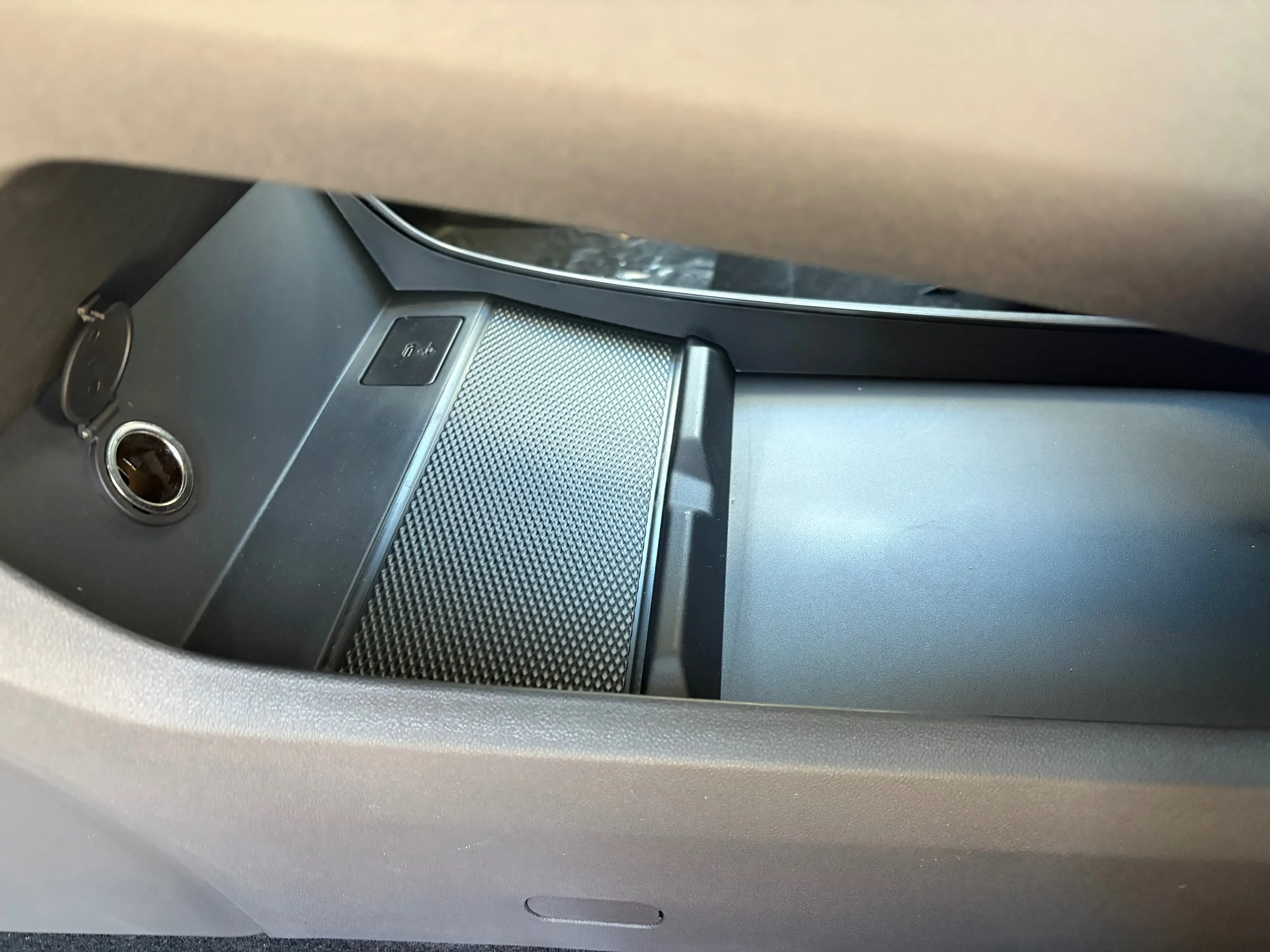 DFM Forthing 4 Forthing 4 phev — photo 9