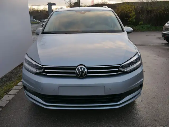Volkswagen Touran view 3
