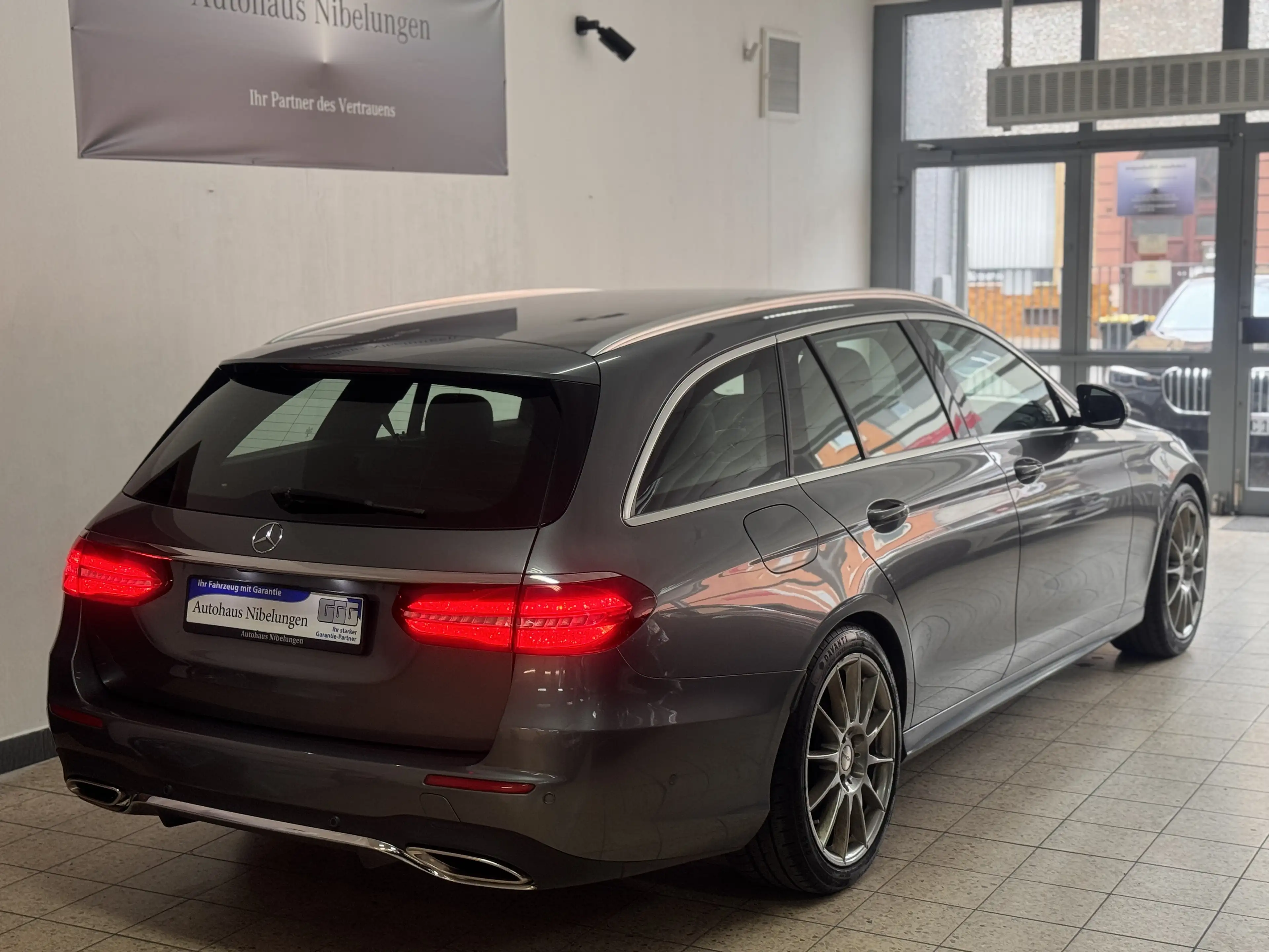 Mercedes-Benz E 250 T AMG Line *Leder*LED*Navi*SHZ*19 Zoll AMG Felgen — photo 6