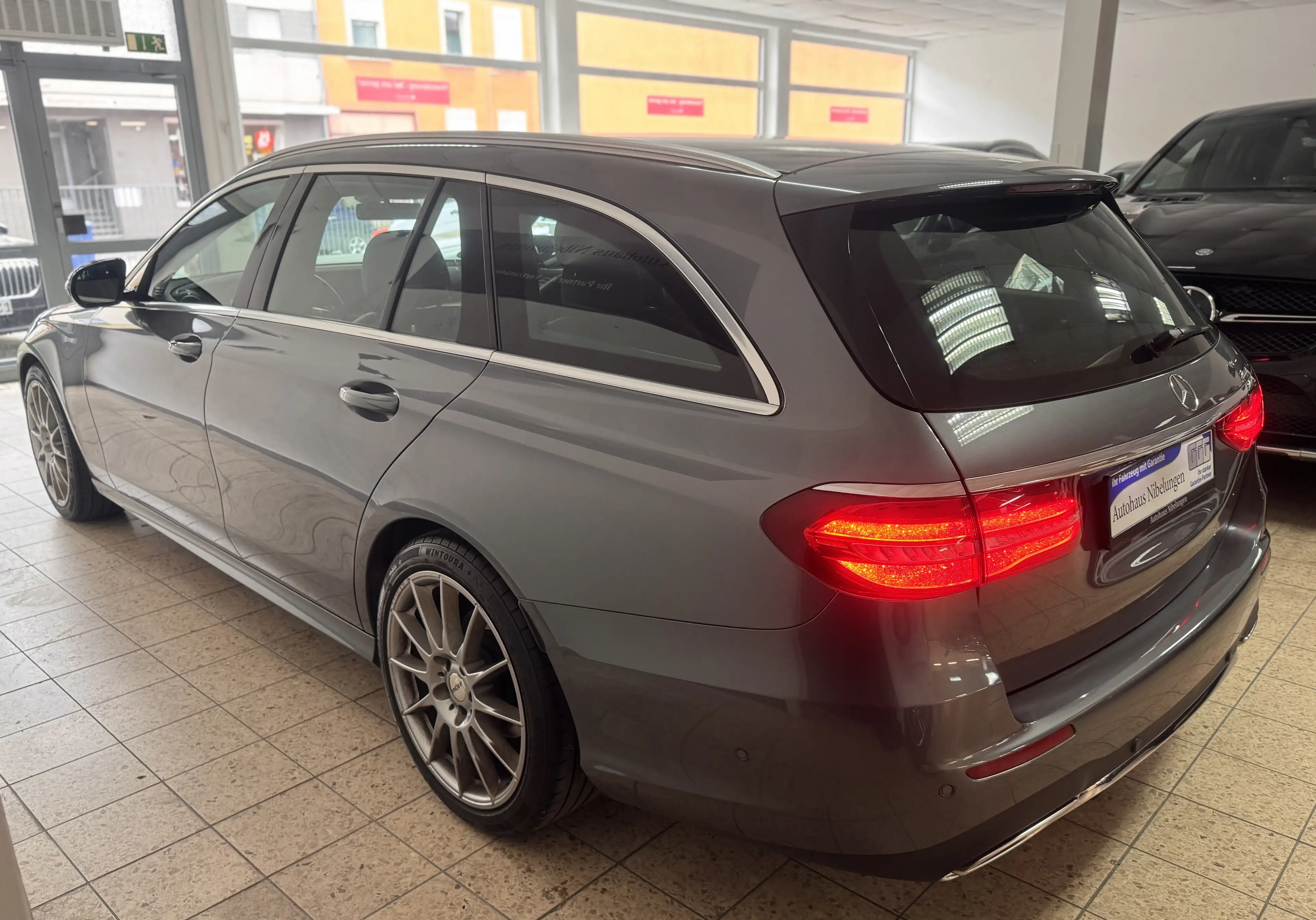 Mercedes-Benz E 250 T AMG Line *Leder*LED*Navi*SHZ*19 Zoll AMG Felgen — photo 8