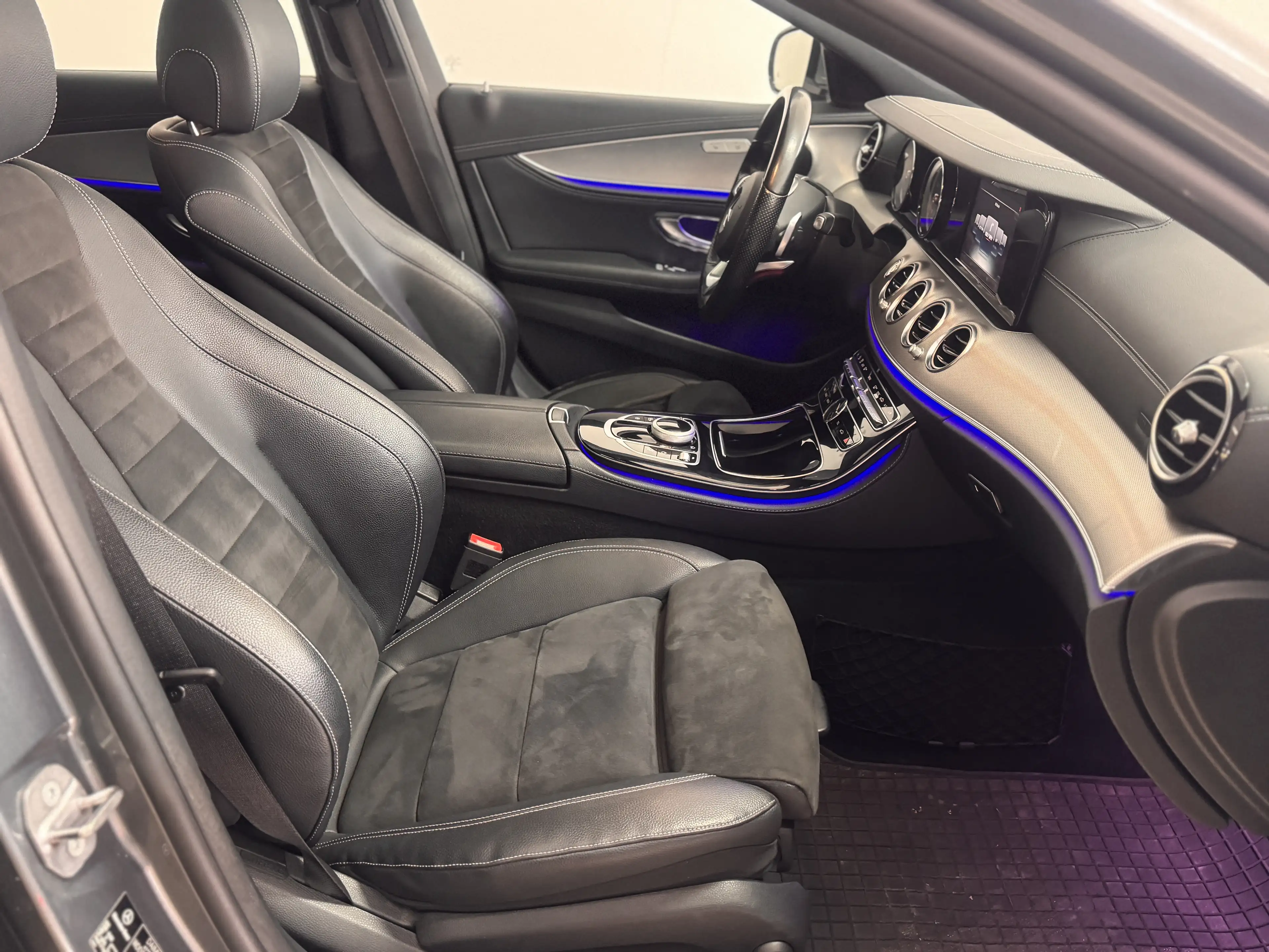 Mercedes-Benz E 250 T AMG Line *Leder*LED*Navi*SHZ*19 Zoll AMG Felgen — photo 14