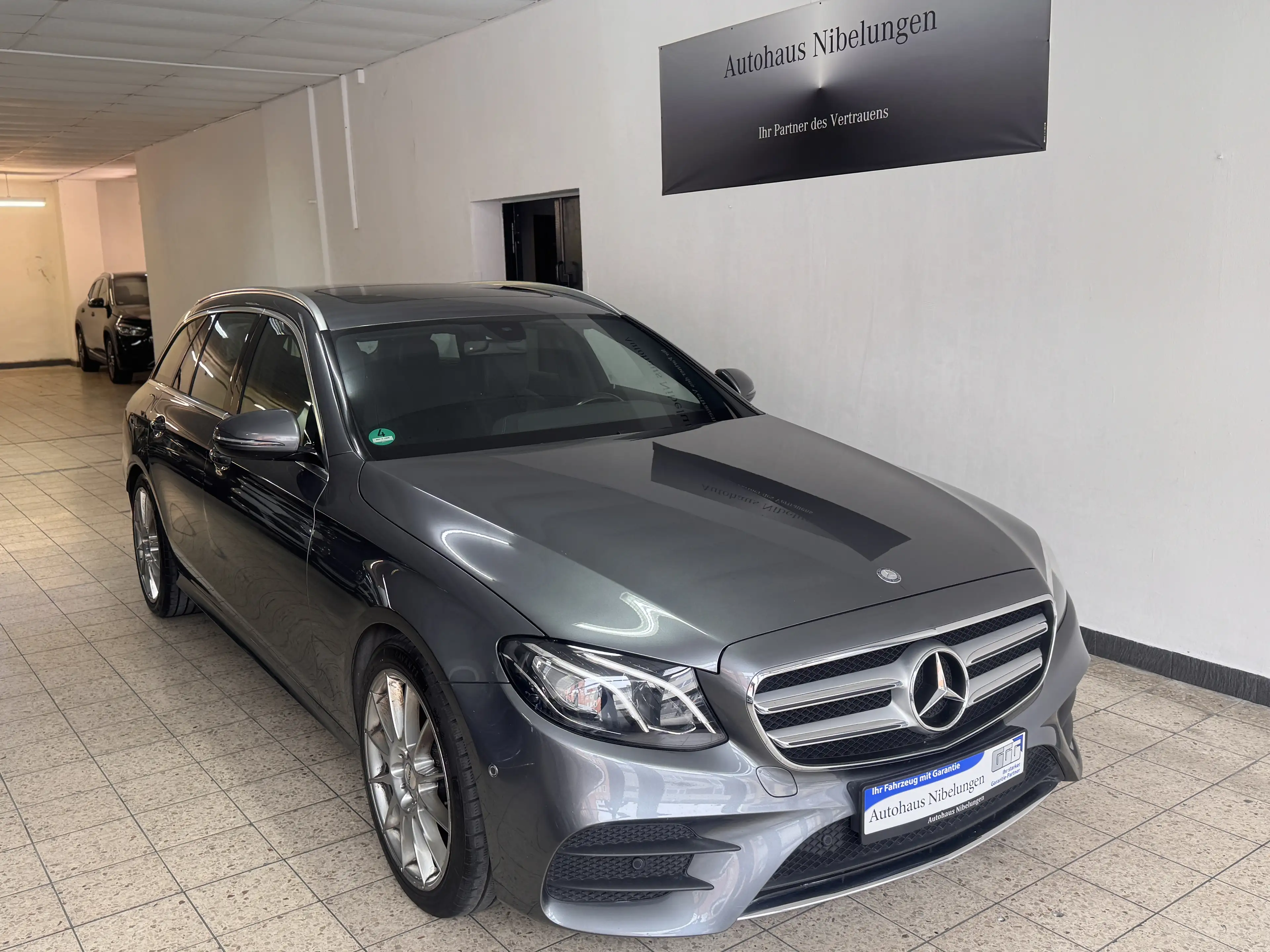 Mercedes-Benz E 250 T AMG Line *Leder*LED*Navi*SHZ*19 Zoll AMG Felgen — photo 2