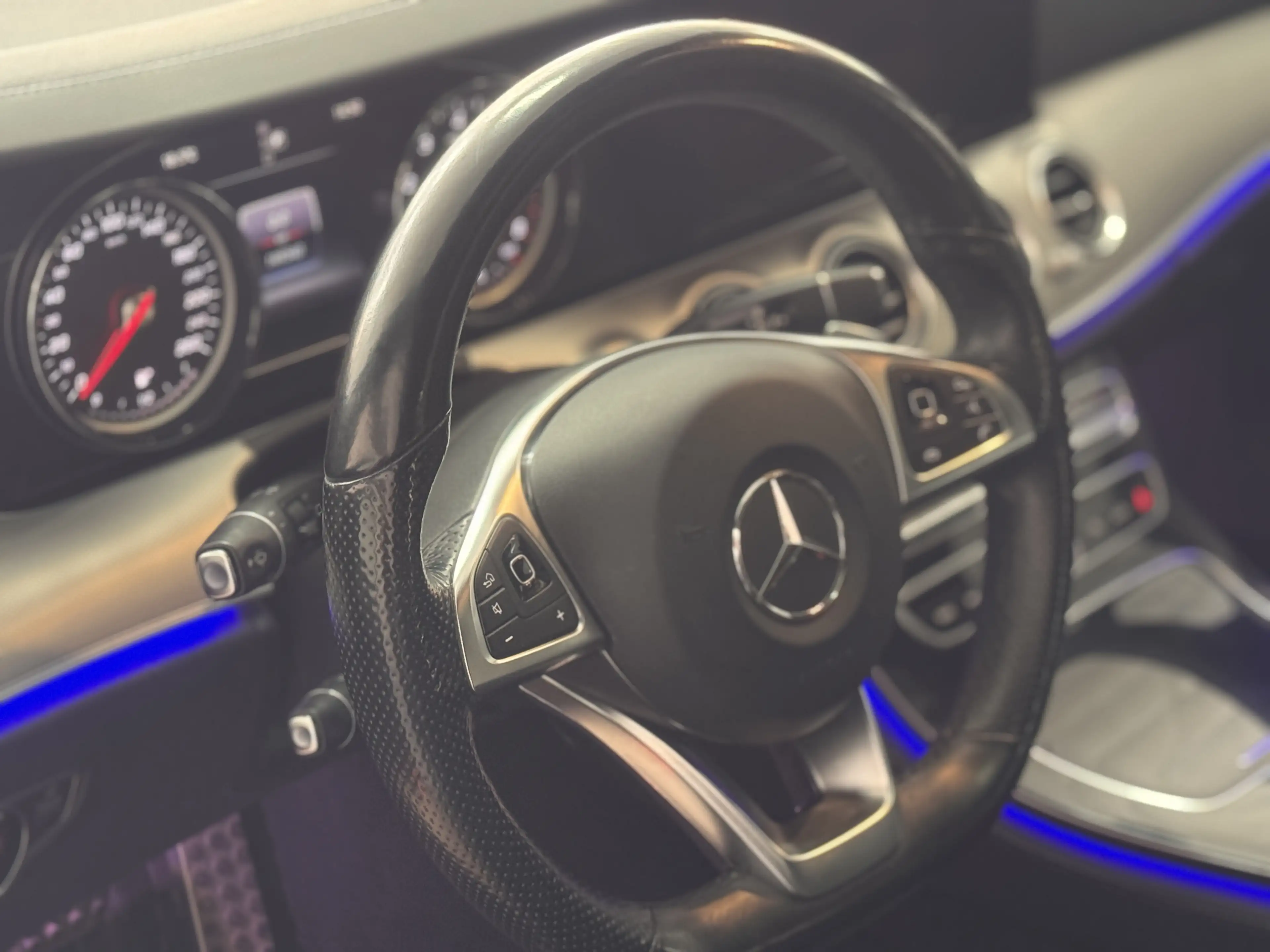 Mercedes-Benz E 250 T AMG Line *Leder*LED*Navi*SHZ*19 Zoll AMG Felgen — photo 10