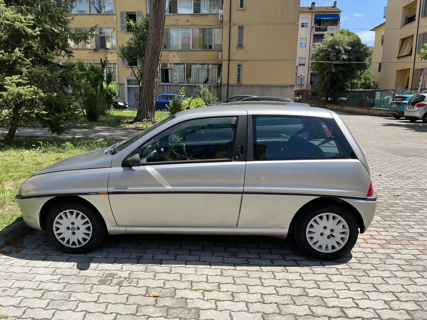 Lancia Ypsilon Gris - 2