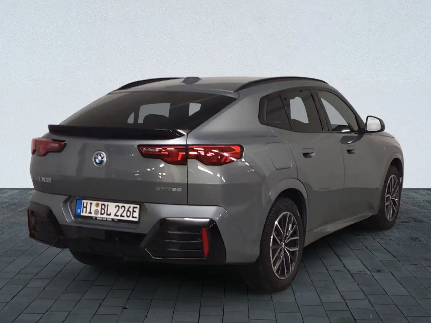 BMW iX2 EDRIVE20 Sportpaket HUD Navi LED Klima PDC Grijs - 2