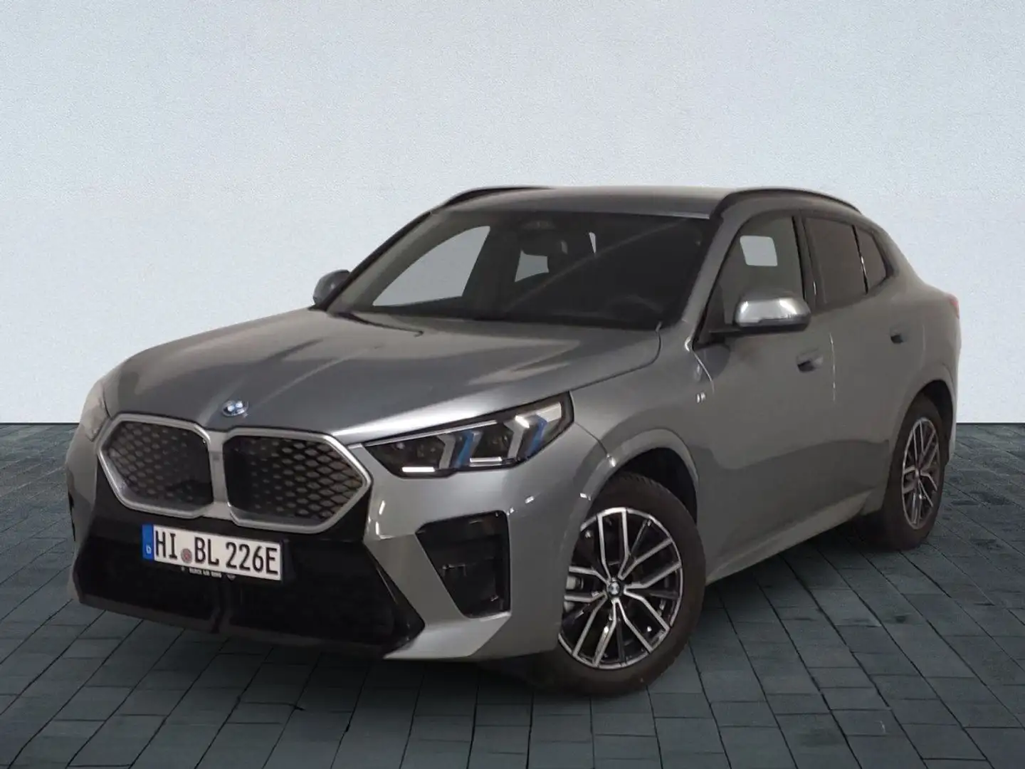 BMW iX2 EDRIVE20 Sportpaket HUD Navi LED Klima PDC Grijs - 1