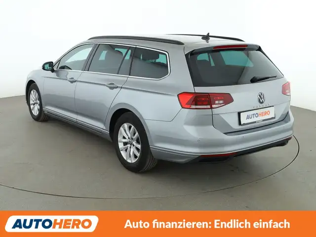 Volkswagen Passat view 4