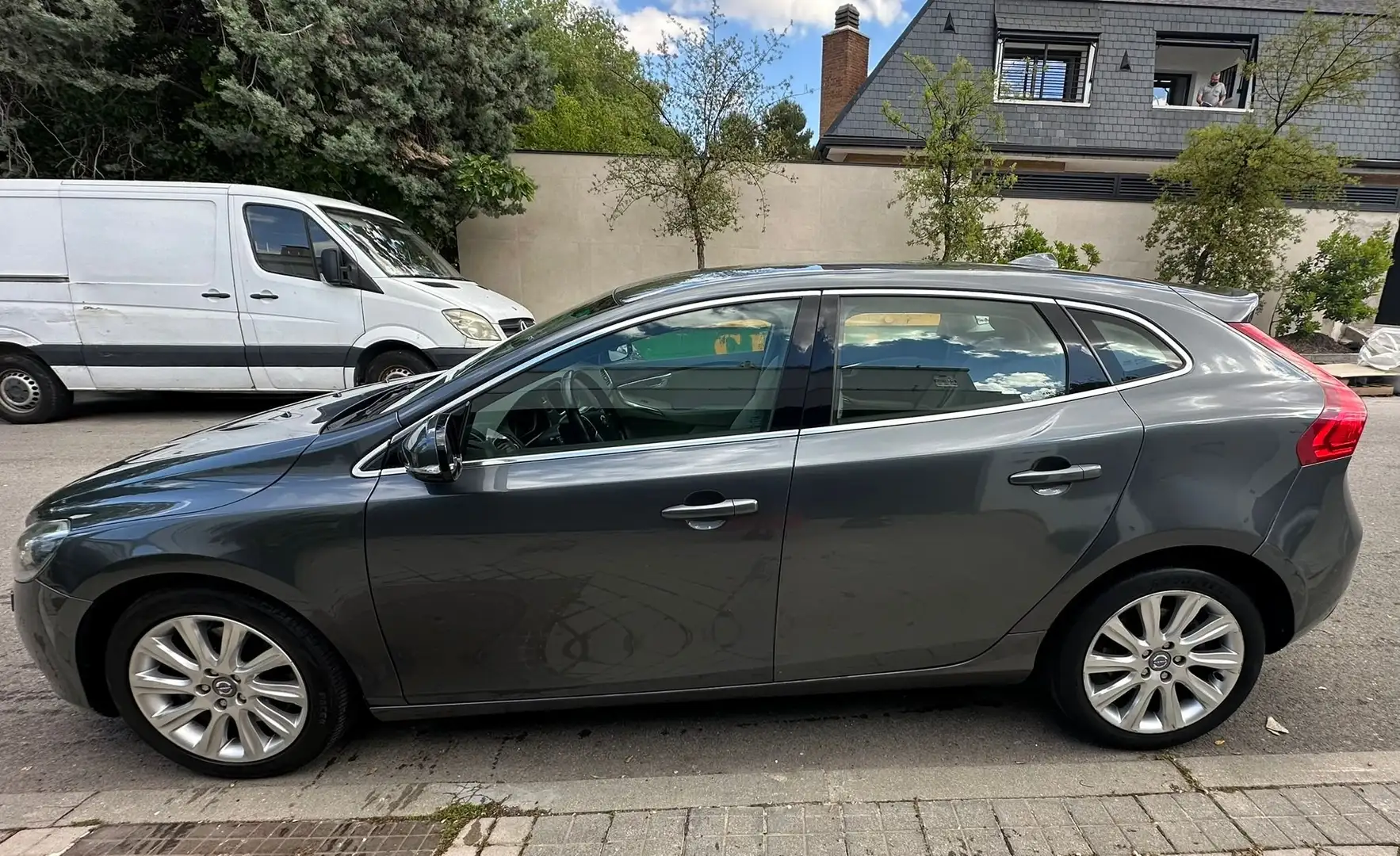 Volvo V40 V40 D3 R-Design Momentum Aut.150 R-Design Momentum Gris - 1