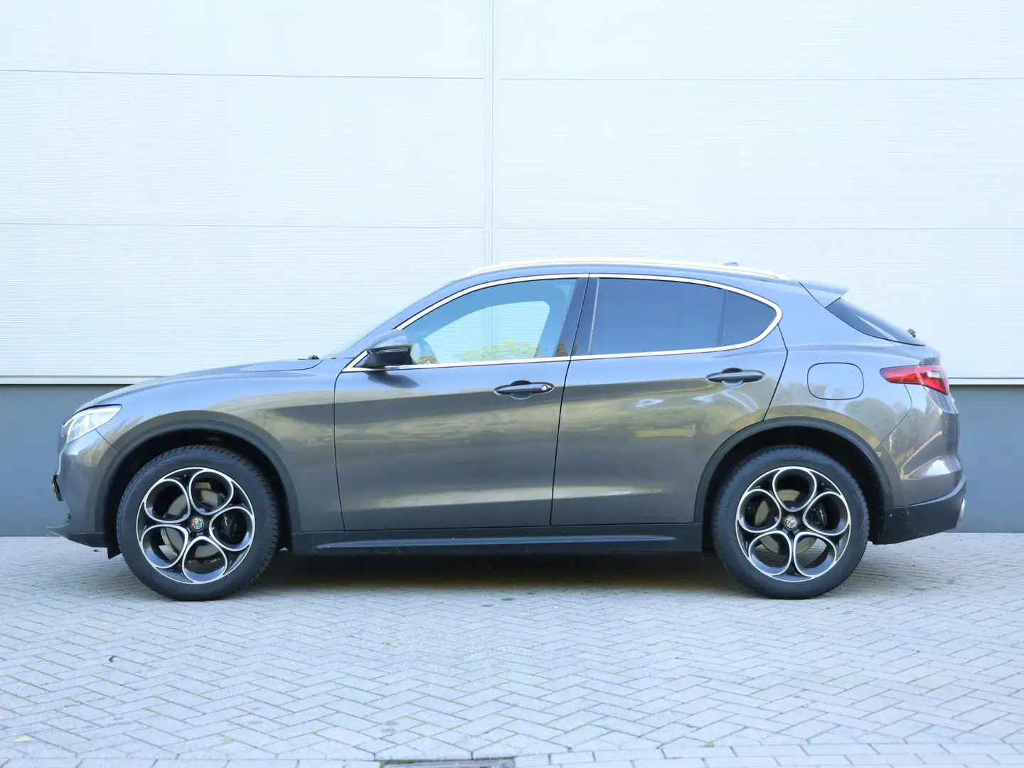 Alfa Romeo Stelvio 2.0 280pk AWD B-Tech | Lederen bekleding | Bi-Xeno Gris - 2