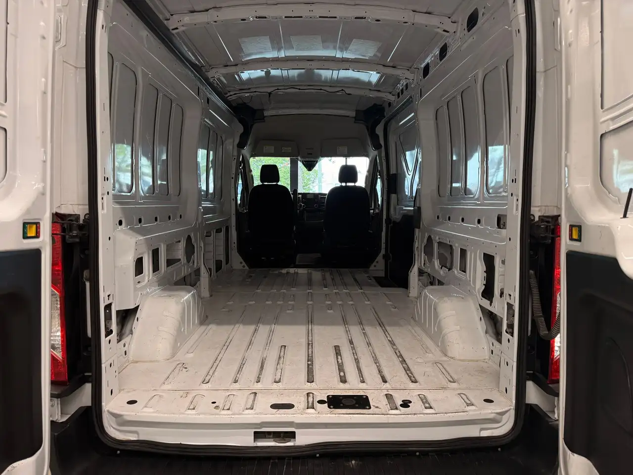 Ford Transit Cargo Van снимка Ford Transit Cargo Van