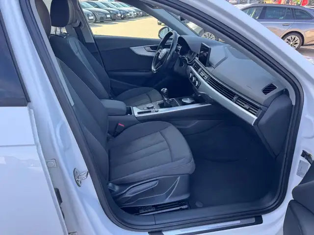 Audi A4 view 16