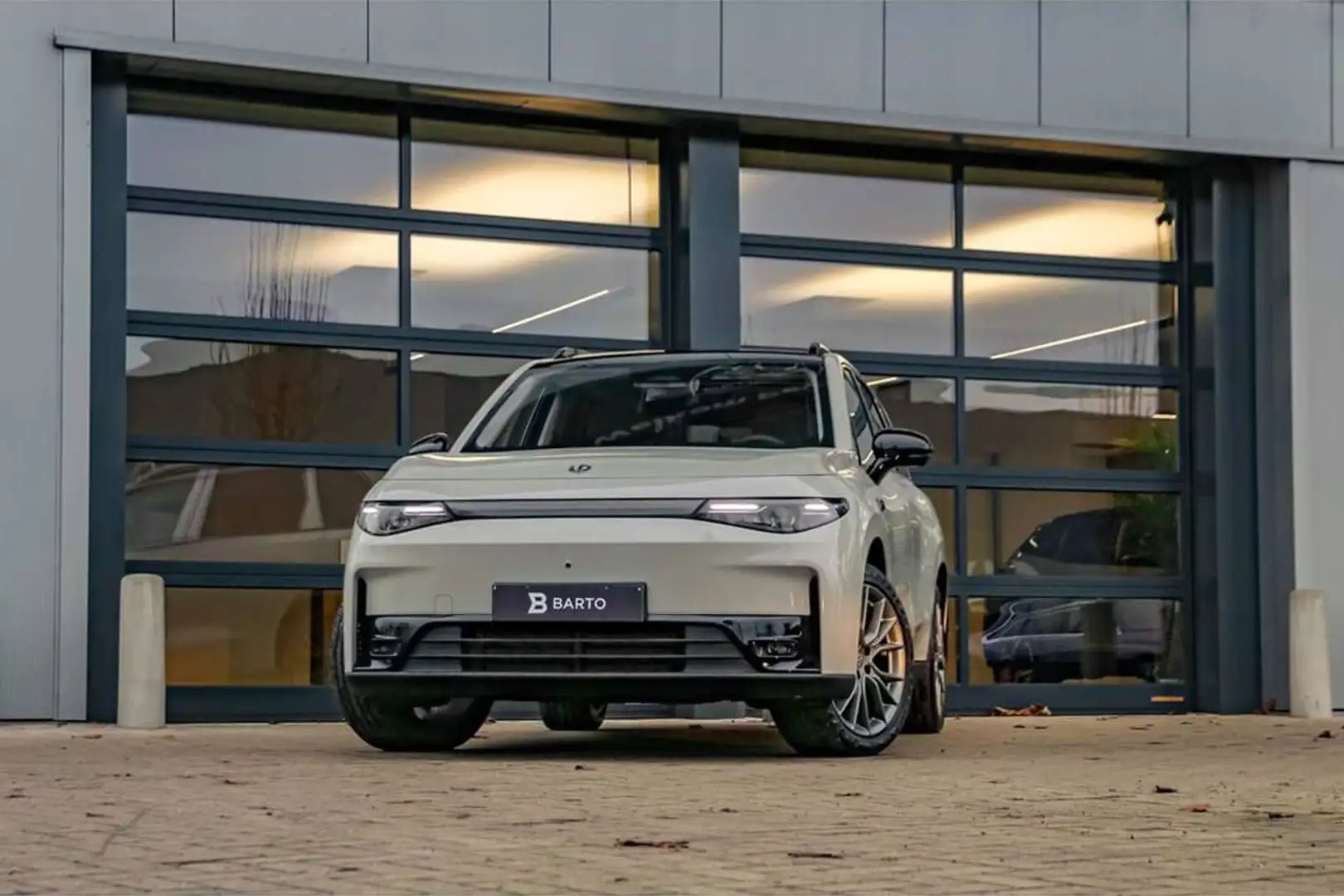 Leapmotor C10 REEV | Design | 215 PK | 360° | Navi | Zetelver... Beige - 1